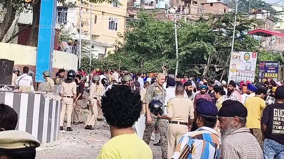 Live:नाहन में गोबिंदगढ़ vs बाल्मीकि मोहल्ला - गेट वि*वाद में हिंसक झ*ड़प, एक दूसरे पर पत्थ*रों ओर लाठि*यों से बा*र,मौके पर त*नाव..