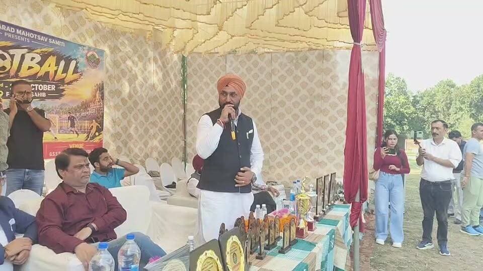 LIVE: यमुना शरद महोत्सव: तारूवाला स्कूल में फुटबॉल चैंपियनशिप का भव्य आगाज, गुरदीप सिंह गैरी ने बढ़ाया खिलाड़ियों का हौसला…