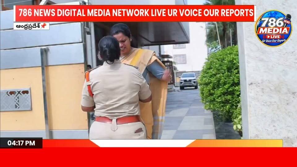BREAKING NEWS #786MEDIA #LIVE 🔴 SUPER EXCLUSIVE UR VOICE OUR REPORTSచిలకలూరిపేటలో మాజీ మంత్రి విడదల రజని నివాసం వద్ద పోలీసుల దురుసు ప్రవర్తన చోటుచేసుకుంది. వైఎస్ఆర్సీపీ అభ్యర్థులు నామినేషన్లు దాఖలు చేయకుండా అడ్డుకుంటున్న నేపథ్యంలో, యాడ్లపాడు జెడ్పిటిసి అభ్యర్థి, దళిత నాయకుడు పాండుల బుల్లబ్బాయిని... మాజీ మంత్రి రజనిని కలవకుండా పోలీసులు ఆమె నివాసం వద్దే అడ్డుకున్నారు.తన నివాసంలోకి ఎందుకు అనుమతించడం లేదని, వారిని లోపలికి రానివ్వాలని మాజీ మంత్రి విడదల రజని ప్రశ్నించగా, చిలకలూరిపేట రూరల్ ఎస్ఐ ప్రియాంక ఆమెను బలంగా తోసేశారు. దీనివల్ల రజని కింద పడిపోయారు. అంతటితో ఆగకుండా, ఆమెను మళ్లీ తోసేయడానికి ప్రయత్నించడమే కాకుండా, పదునైన అంచు ఉన్న రాయిపై పడేలా నెట్టేందుకు కూడా యత్నించారు.
ఒక మాజీ మంత్రికి, ఆమె సొంత నివాసంలోనే పోలీసులు ఇలాంటి అమానవీయ ప్రవర్తన చూపడం అత్యంత ఆందోళనకరమైన విషయం. #YSRCONGRESSPARTY #YSRCP #YSJAGAN #ANDHRAPRADESH #APPOLITICS #apelctions #VidadalaRajini