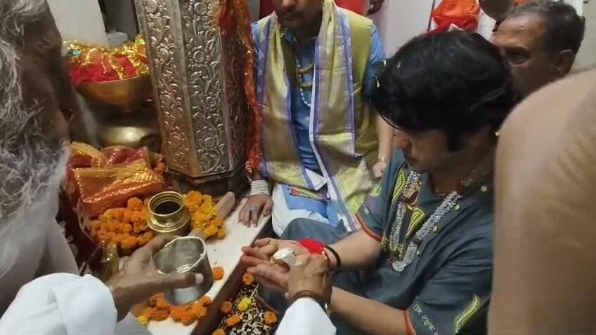 मैहर। बागेश्वर धाम के पीठाधीश्वर पंडित धीरेंद्र कृष्ण शास्त्री मैहर स्थित मां शारदा मंदिर पहुंचे। यहां उन्होंने मां शारदा के दर्शन कर विधि-विधान से पूजा-अर्चना की और मां का आशीर्वाद लिया।