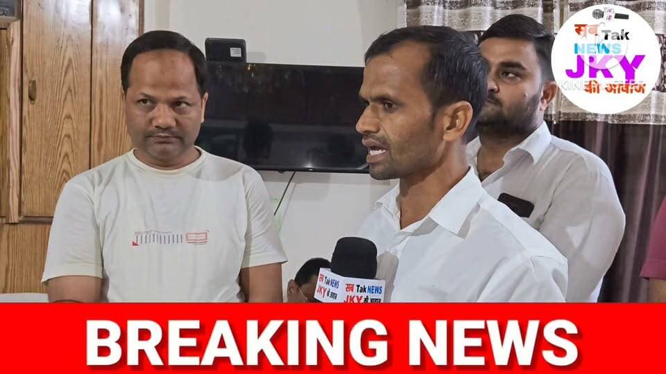 #राष्ट्रीय जनता दल को सीतामढ़ी में जिंदा करने वाले शफीक खान का निधन, क्षेत्र में शोक की लहर?
सीतामढ़ी ने एक अमूल्य रत्न (शफीक खान)को खो दिया। इस दु:खद खबर पर आपकी क्या राय है?
#अत्यंत_पीड़ादायक_समाचार 😭😭
सीतामढ़ी राजद के आजीवन जिला अध्यक्ष रहे अत्यंत मृदुभाषी,अत्यंत मिलनसार ,सरल ,सहज ,हमेशा जन सेवा हेतु उपलब्ध रहने वाले राजनीतिक मार्गदर्शक शफीक खान के निधन की खबर सुन सीतामढ़ी स्तब्ध है। मेरे जेहन में कोई शब्द नहीं, जिससे उनकी यादें को लिख सकूं। ईश्वर उन्हें अपने श्री चरणों में स्थान दें। विनम्र श्रद्धांजलि। 😭😭😭😭😭😭🙏🏻🙏🏻🙏🏻🌺🌺🌺🌺🌺💔🙏🏻🙏🏻।
#rjd #bjp
