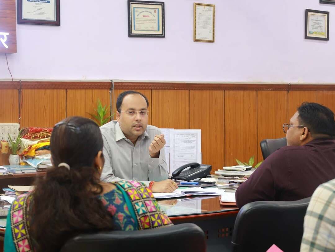 प्रेस विज्ञप्ति
गया जी। 23 अक्टूबर 2026
फल्गु नदी के जीर्णोद्धार, जल संरक्षण एवं भूजल स्तर में सुधार को लेकर जिलाधिकारी ने की समीक्षा बैठक
नदी के दोनों किनारों पर बड़े पैमाने पर पौधरोपण, खराब बोरवेल को वाटर रिचार्ज बोरवेल के रूप में विकसित करने तथा वर्षा जल संचयन की व्यवस्था सुनिश्चित करने का निर्देश
फल्गु नदी के जीर्णोद्धार, पर्यावरण संरक्षण एवं भूजल स्तर में सुधार के उद्देश्य से आज समाहरणालय सभागार में जिला पदाधिकारी, गया श्री शशांक शुभंकार जी की अध्यक्षता में वन विभाग, जल संसाधन विभाग, लघु जल संसाधन विभाग, ग्रामीण विकास विभाग, पंचायती राज विभाग सहित अन्य संबंधित विभागों के पदाधिकारियों के साथ बैठक आयोजित की गई। बैठक में फल्गु नदी के प्राकृतिक स्वरूप को संरक्षित करने, नदी में जल का ठहराव सुनिश्चित करने तथा नदी के आसपास के क्षेत्रों में भूजल स्तर को बेहतर बनाने के लिए विभिन्न महत्वपूर्ण बिंदुओं पर चर्चा की गई।
बैठक में बताया गया कि भारत सरकार के जल शक्ति मिशन के माध्यम से आईआईटी रुड़की द्वारा झारखंड के लावा-लौंग, चतरा स्थित फल्गु नदी के उद्गम क्षेत्र से लेकर गया जिला होते हुए जहानाबाद सहित आगे के क्षेत्रों तक नदी का विस्तृत सर्वेक्षण कराया गया है। सर्वेक्षण रिपोर्ट में नदी के बदलते स्वरूप, जल के ठहराव में कमी तथा नदी के समग्र जीर्णोद्धार की आवश्यकता को रेखांकित किया गया है।
नदी के किनारों पर बड़े पैमाने पर होगा पौधरोपण
जिला पदाधिकारी ने जिला वन पदाधिकारी एवं उप विकास आयुक्त को निर्देश दिया कि गया जिले में पड़ने वाले फल्गु नदी के संपूर्ण क्षेत्र का विस्तृत सर्वेक्षण कराते हुए नदी के दोनों किनारों पर बड़े पैमाने पर पौधरोपण की कार्ययोजना तैयार करें। उन्होंने कहा कि इससे पर्यावरण संरक्षण को बढ़ावा मिलेगा, हरित क्षेत्र का विस्तार होगा तथा गया जिले को हरा-भरा बनाने की दिशा में महत्वपूर्ण पहल होगी।
फल्गु नदी के किनारे पड़ने वाले सभी संबंधित अंचलों के अंचलाधिकारियों को निर्देश दिया गया कि वे मनरेगा कार्यक्रम पदाधिकारी एवं वन विभाग के पदाधिकारियों के साथ संयुक्त रूप से नदी के किनारों का भौतिक निरीक्षण करें तथा पौधरोपण के लिए उपयुक्त स्थलों को चिह्नित करें। इसके आधार पर पौधरोपण की प्रभावी कार्ययोजना तैयार की जाएगी।
खराब बोरवेल को वाटर रिचार्ज बोरवेल के रूप में किया जाएगा विकसित
बैठक में नदी एवं आसपास के आवासीय क्षेत्रों में लगातार गिरते जलस्तर पर समीक्षा की गई। भूजल स्तर में सुधार तथा वर्षा जल को धरती के भीतर पहुंचाने के उद्देश्य से फल्गु नदी के दोनों किनारों पर पांच-पांच किलोमीटर की चौड़ाई वाले क्षेत्र में जल पुनर्भरण की व्यवस्था विकसित करने पर जोर दिया गया।
जल संसाधन विभाग द्वारा जानकारी दी गई कि गया, बोधगया एवं डोभी क्षेत्र में कुल 123 खराब (डिफंक्ट) बोरवेल चिह्नित किए गए हैं। जिला पदाधिकारी ने इन सभी बोरवेल को वाटर रिचार्ज बोरवेल के रूप में उपयोग में लाने की दिशा में आवश्यक कार्रवाई करने का निर्देश दिया, ताकि वर्षा जल का भूजल स्तर बढ़ाने में उपयोग किया जा सके।
जिला पदाधिकारी ने जिला पंचायती राज पदाधिकारी को निर्देश दिया कि नदी के किनारे स्थित सभी संबंधित पंचायतों के माध्यम से पंचायत स्तर पर खराब बोरवेल को चिह्नित कराया जाए तथा उन्हें वाटर रिचार्ज बोरवेल के रूप में विकसित करने की कार्ययोजना तैयार की जाए।
जलजमाव वाले क्षेत्रों में सोख्ता एवं सरकारी भवनों में रेन वाटर हार्वेस्टिंग की व्यवस्था
जिला पदाधिकारी ने निर्देश दिया कि फल्गु नदी के दोनों किनारों पर पांच-पांच किलोमीटर के दायरे में जिन स्थानों पर जलजमाव की समस्या होती है, वहां सोख्ता निर्माण कराया जाए, ताकि वर्षा जल का समुचित प्रबंधन एवं भूजल पुनर्भरण सुनिश्चित किया जा सके।
इसके अतिरिक्त, क्षेत्र में स्थित बड़े सरकारी भवनों एवं प्रमुख प्रतिष्ठानों में रेन वाटर हार्वेस्टिंग की व्यवस्था सुनिश्चित करने का निर्देश दिया गया। इसका उद्देश्य वर्षा जल को व्यर्थ बहने से रोकना तथा उसका अधिकतम उपयोग भूजल स्तर में सुधार के लिए करना है।
आहर, पोखर एवं पइन की स्थिति की होगी जांच
जिला पदाधिकारी ने कार्यपालक अभियंता, लघु सिंचाई विभाग को निर्देश दिया कि फल्गु नदी के दोनों किनारों पर पांच-पांच किलोमीटर के क्षेत्र में स्थित सभी आहर, पोखर एवं पइन का भौतिक निरीक्षण कर उनकी वर्तमान स्थिति का आकलन करें। साथ ही, नदी एवं आसपास के क्षेत्रों को जल संरक्षण की दृष्टि से लाभ पहुंचाने और भूजल स्तर को बनाए रखने के लिए जहां अतिरिक्त आहर, पोखर एवं पइन के निर्माण अथवा पुनर्जीवन की आवश्यकता है, उसकी पहचान कर विस्तृत रिपोर्ट प्रस्तुत करें।
बैठक में स्पष्ट किया गया कि फल्गु नदी के जीर्णोद्धार के लिए नदी संरक्षण, पौधरोपण, वर्षा जल संचयन, खराब बोरवेल के पुनः उपयोग तथा पारंपरिक जलस्रोतों के संरक्षण से संबंधित कार्यों को समन्वित रूप से आगे बढ़ाया जाएगा।
बैठक में जिला वन प्रमंडल पदाधिकारी, उप विकास आयुक्त, गया, नदी संरक्षण से जुड़े समाजसेवी श्री संजय सज्जन सहित जल संसाधन विभाग एवं अन्य संबंधित विभागों के पदाधिकारी उपस्थित रहे।
Home Department, Govt. of Bihar Information & Public Relations Department, Government of Bihar Samrat Choudhary CMO Bihar Water Resources Department, Government of Bihar DD News Bihar PMO India
#watermanagement #renewableenergy #vijaychaudhari #gaya #bihar