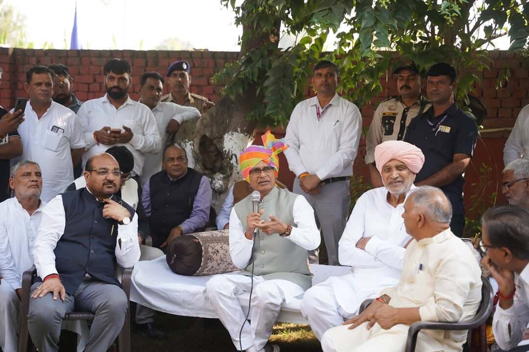 खेत बचाओ अभियान का शुभारंभ खादों का संतुलित उपयोग, फसल चक्कर बदलने का आह्वान किसान धीरे-धीरे प्राकृतिक खेती की ओर बढ़ें-शिवराज चौहान
करनाल, केंद्रीय कृषि व किसान कल्याण तथा ग्रामीण विकास मंत्री शिवराज सिंह चौहान ने जिला के तरावड़ी कस्बे से आज खेत बचाओ अभियान का शुभारंभ किया। उन्होंने किसानों से खादों का संतुलित उपयोग करने, फसल चक्कर बदलने और धीरे-धीरे प्राकृतिक खेती की ओर अग्रसर होने का आह्वान किया। साथ ही पराली का न जलाने की अपील की। कार्यक्रम का शुभारंभ दीप प्रज्वलन व वंदेमातरम से किया गया। केंद्रीय मंत्री श्री चौहान ने कहा कि तरावड़ी की जमीन में कार्बन की मात्रा अच्छी है और यहां के किसान पराली प्रबंधन भी कर रहे हैं, यह खुशी की बात है। उन्होंने कहा कि जीने के लिए हवा, पानी और अन्न जरूरी है। अन्न ही ब्रह्मï है। एक समय ऐसा था जब भारत में प्राकृतिक खेती अधिक होती थी लेकिन धीरे-धीरे रासायनिक खाद व कीटनाशकों का प्रयोग बढ़ता गया। इससे जमीन की सेहत बिगडऩे लगी है। मानव स्वास्थ्य पर भी बुरा असर पड़ रहा है। मिट्टी की उर्वरता भी घट रही है। उन्होंने कहा कि यह भम्र है कि जितनी अधिक रासायनिक खाद डालेंगे, पैदावार उतनी ही बढ़ेगी। रासायनिक खाद व कीटनाशकों से मित्र कीट भी मर रहे हैं। जमीन बंजर हो रही है। मिट्टी में मौजदू अरबों जीवाणु मर रहे हैं। जमीन में रहने वाले जीव-जंतु मर जाते हैं। आज केंचुए खत्म हो गए हैं जो उर्वरा शक्ति बढ़ाने में सबसे अधिक सहायक हैं। उन्होंने किसानों से आह्वान किया कि खाद का संतुलित प्रयोग करें। फसल चक्कर अपनाएं यानि एक ही फसल को बार-बार न उगाएं। धीरे-धीरे प्राकृतिक खेती की ओर बढ़ें। ऐसा करने से जमीन की सेहत सुधरेगी। पैदावार अच्छी होगी। श्री चौहान ने धान उत्पादक किसानों से पराली न जलाने का आह्वान किया। केंद्रीय मंत्री ने पराली प्रबंधन के लिए राज्य सरकार द्वारा उठाए कदमों की सराहना की। कहा कि अन्य राज्यों की सरकारों को भी हरियाणा का अनुसरण करना चाहिए। केंद्रीय मंत्री ने कहा कि 22 अक्तूबर से 30 नवंबर तक आयोजित किए जाने वाले खेत बचाओ अभियान में सभी सहयोग करें। कृषि अधिकारी व कर्मचारी गांवों में जाकर लोगों को जागरूक करें। पीएम आवास योजना के तहत 28422 घरों का लक्ष्य इस मौके पर उन्होंने बताया कि भारत सरकार के विकास मंत्रालय ने प्रधानमंत्री आवास योजना-ग्रामीण के तहत वित्त वर्ष 2026-27 के लिए हरियाणा में नवीन आवास 2024 सर्वेक्षण सूची में उपलब्ध परिवारों को आवास मुहैया कराने के लिए 28422 घरों का लक्ष्य आबंटित किया है। इन आवासों के निर्माण पर 341.06 करोड़ रुपये खर्च होंगे। इस निर्णय से राज्य के पात्र लाभार्थियों को आवास निर्माण के लिए सहायता मिलेगी। करें जमीन की सेहत की चिंता।
इससे पहले हरियाणा के कृषि एवं किसान कल्याण मंत्री श्याम सिंह राणा ने कहा कि आज चिंता जमीन की सेहत को बचाने की करनी है। किसान लंबे समय से परंपरागत खेती करते आए हैं। खेत में फसल को भी भोजन की जरूरत है। फसल का भोजन सूक्ष्म जीवाणु हैं। जीवाणुओं को डीएपी, यूरिया, कीटनाशकों के कारण जीवाणु नष्ट हो रहे हैं। सूक्ष्म जीवाणु बढ़ाने के लिए गोवंश का गोबर अत्यधिक उपयोगी है। एक ग्राम गोवंश के गोबर में 300 करोड़ बैक्टिरिया होते हैं। उन्होंने बताया कि राज्य सरकार ने 55 लाख किसानों को मृदा कार्ड जारी कर दिए हैं। इससे किसानों को मालूम पड़ जाता है कि जमीन में किस तत्व की कमी है। श्री राणा ने प्राकृतिक खेती को अपनाने का आह्वान करते हुए कहा कि यह खर्च मुक्त है जबकि रासायनिक खेती से किसानों पर कर्ज बढ़ रहा है। इससे पहले तकनीकि सत्र में डा. रवींद्र ने गन्ने के बारे में, डा. विवेक ने कृषि विभाग की ओर से चलाई जा रही विभिन्न योजनाओं और डा. नीतिन त्यागी ने डेयरी विषय पर विचार रखे। इस मौके पर आईसीएआर-एनडीआरआई के निदेशक धीर सिंह, आईसीएआर के महानिदेशक एमएल जाट, कृषि अनुसंधान परिषद के उपनिदेशक राजवीर सिंह, कृषि एवं किसान कल्याण विभाग के संयुक्त सचिव अभिजीत फुकन आदि मौजूद रहे।
#HVN24