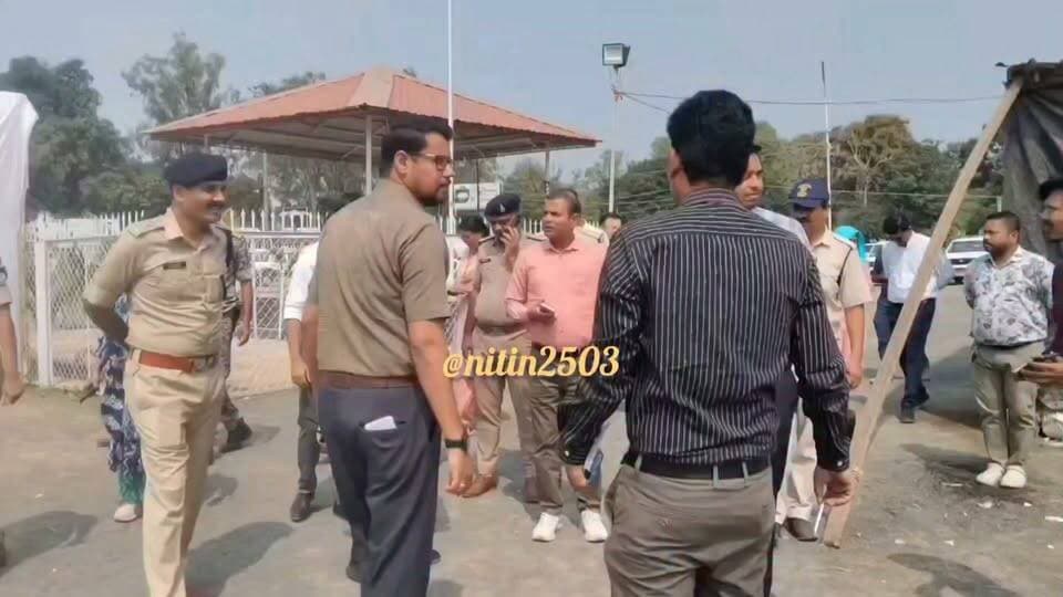 🚨 बैतूल में मुख्यमंत्री डॉ. मोहन यादव के आगमन की तैयारियां तेज! 🚨
📍 31 अक्टूबर को बैतूल आएंगे मुख्यमंत्री डॉ. मोहन यादव, तेंदूपत्ता संग्राहकों को वितरित करेंगे बोनस! 🌿🎉
मुख्यमंत्री के प्रस्तावित कार्यक्रम को लेकर प्रशासन पूरी तरह अलर्ट! 🔥 कलेक्टर डॉ. सौरभ संजय सोनवणे, पुलिस अधीक्षक श्री वीरेंद्र जैन, डीएफओ श्री नवीन गर्ग सहित वरिष्ठ अधिकारियों ने पुलिस ग्राउंड बैतूल पहुंचकर तैयारियों का बारीकी से निरीक्षण किया।
✅ मंच निर्माण एवं बैठक व्यवस्था
✅ अतिथियों और हितग्राहियों के आगमन-निर्गमन की व्यवस्था
✅ मंच संचालन एवं कार्यक्रम स्थल की तैयारियां
✅ हेलीपेड और सुरक्षा व्यवस्था का जायजा
अधिकारियों ने संबंधित विभागों को सभी व्यवस्थाएं समय-सीमा में पूर्ण करने तथा प्रोटोकॉल के अनुसार आवश्यक तैयारियां सुनिश्चित करने के निर्देश दिए।
🌿 तेंदूपत्ता संग्राहकों के लिए महत्वपूर्ण कार्यक्रम, बैतूल में तैयारियां जोरों पर!
📢 खबर को अधिक से अधिक शेयर करें और बैतूल की इस महत्वपूर्ण अपडेट को जन-जन तक पहुंचाएं!
#मुख्यमंत्री_डॉ_मोहन_यादव #डॉ_मोहन_यादव #बैतूल #बैतूल_समाचार #बैतूल_जनसंपर्क #जनसंपर्क_बैतूल #बैतूल_कलेक्टर #कलेक्टर_बैतूल #बैतूल_पुलिस #पुलिस_अधीक्षक_बैतूल #बैतूल_प्रशासन #जिला_प्रशासन_बैतूल #वन_विभाग #डीएफओ_बैतूल #तेंदूपत्ता_संग्राहक #बोनस_वितरण #मध्यप्रदेश_सरकार #मध्यप्रदेश_समाचार #MPNews #BetulNews #MadhyaPradesh #CMO_MadhyaPradesh #JansamparkMP #BetulPolice #ViralNews #BreakingNews