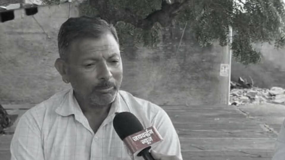 शिक्षा, विकास और समस्याओं का समाधान-नराणा के लिए क्या है भंवर सिंह चुण्डावत का विजन? #devgarhnews #rajsamandnews
देवगढ़। नराणा ग्राम पंचायत से सरपंच पद के उम्मीदवार भंवर सिंह चुण्डावत ने गांव की विभिन्न समस्याओं के समाधान और शिक्षा व्यवस्था को बेहतर बनाने को अपनी प्रमुख प्राथमिकता बताया है। उन्होंने कहा कि यदि जनता उन्हें सेवा का अवसर देती है, तो वे ग्राम पंचायत की समस्याओं के निराकरण के लिए प्रयास करेंगे और गांव के विकास को आगे बढ़ाने पर ध्यान देंगे। भंवर सिंह चुण्डावत ने विशेष रूप से शिक्षा के क्षेत्र में सुधार की बात कही। उन्होंने बताया कि नराणा गांव के स्कूल को वर्तमान कक्षा 8वीं से बढ़ाकर कक्षा 12वीं तक करवाना उनका लक्ष्य है, ताकि गांव के विद्यार्थियों को आगे की पढ़ाई के लिए दूसरे स्थानों पर जाने की परेशानी कम हो सके। उन्होंने कहा कि शिक्षा को बढ़ावा देना गांव के भविष्य के लिए जरूरी है। सरपंच प्रत्याशी ने ग्रामीणों की समस्याओं के समाधान, शिक्षा के विस्तार और पंचायत के विकास से जुड़े कार्यों को प्राथमिकता देने की बात कही।
GramPanchayatNarana,
NaranaVillage,
DevgarhNarana,
Rajsamandnews,
Jaivardhannews