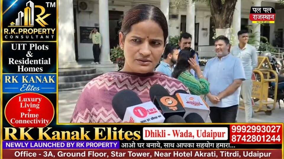 उदयपुर में यातायात व्यवस्था को आधुनिक और सुरक्षित बनाने की दिशा में एक नई पहल की जानकारी सामने आई है। IIFL फाउंडेशन ने उदयपुर पुलिस को स्मार्ट बैरिकेड्स भेंट किए। उपलब्ध जानकारी के अनुसार, जिला पुलिस अधीक्षक डॉ. अमृता दुहन ने इनका लोकार्पण किया।
इन स्मार्ट बैरिकेड्स पर लगी डिस्प्ले के माध्यम से आमजन को यातायात सुरक्षा से जुड़ी महत्वपूर्ण जानकारियां देने का उद्देश्य है। इससे ट्रैफिक प्रबंधन को बेहतर बनाने और सड़क सुरक्षा के प्रति जागरूकता बढ़ाने में मदद मिलने की उम्मीद है।
इस अवसर पर एसपी डॉ. अमृता दुहन ने नागरिकों से यातायात नियमों का पालन करने, दोपहिया वाहन चलाते समय हेलमेट पहनने और सड़क सुरक्षा के प्रति जिम्मेदार रहने की अपील की।
सुरक्षित यातायात केवल पुलिस की जिम्मेदारी नहीं, बल्कि प्रत्येक नागरिक की भागीदारी से संभव है। उदयपुर में ट्रैफिक व्यवस्था को स्मार्ट बनाने की यह पहल कितनी प्रभावी साबित होगी, यह इसके उपयोग और परिणामों से स्पष्ट होगा।
देखते रहिए Pal Pal Rajasthan — उदयपुर और राजस्थान की हर बड़ी खबर के लिए।
#udaipurnews
#UdaipurTraffic #UdaipurPolice #RajasthanNews #IIFLFoundation #SmartBarricades #TrafficManagement #RoadSafety #TrafficSafety #DrAmritaDuhan #UdaipurSP #TrafficPolice #HelmetAwareness #TrafficRules #UdaipurLatestNews #RajasthanPolice #SmartCityUdaipur #PublicSafety #RoadSafetyIndia #TrafficAwareness #UdaipurCity #UdaipurBreakingNews #RajasthanLatestNews #HindiNews #UdaipurDevelopment #PalPalRajasthan #PalPalNewsRajasthan #उदयपुर #सड़कसुरक्षा #पलपलराजस्थान