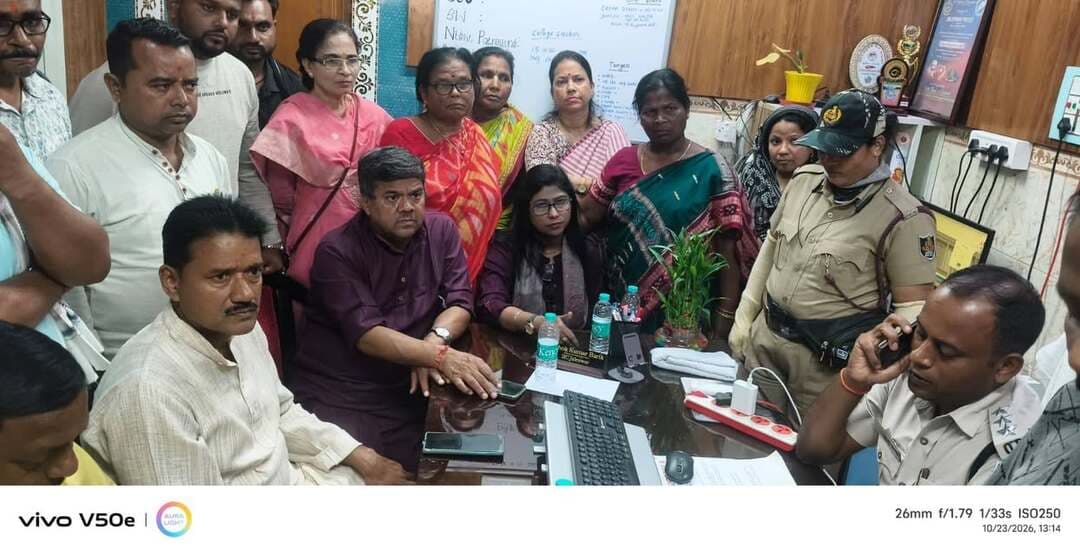 ଜଳେଶ୍ୱର ବ୍ଲକ ପଶ୍ଚିମ ବାଡ ପଂଚାୟତ ଦେବ କୁମାର ରେ ଘଟିଥିବା ବର୍ବୋଚିତ ଘଟଣା ର ଉପଯୁକ୍ତ ତଦନ୍ତ କରି ଦୋଷୀଙ୍କ ବିରୁଦ୍ଧରେ କୋଠର କାର୍ଯ୍ୟାନୁଷ୍ଠାନ ପାଇଁ ଆଜି ପ୍ରଦେଶ କଂଗ୍ରେସ କମିଟି ର ଉପସଭାପତି ମାନ୍ୟବର ବିଧାୟକ ଅଶୋକ ଭାଇ ଙ୍କ ନେତୃତ୍ବ ଏକ ପ୍ରତିନିଧି ଦଳ ରେ ଜଳେଶ୍ୱର ଗସ୍ତ କରି ଘଟଣାର ବିଭିନ୍ନ ଦିଗ ଅନୁଧ୍ୟାନ ସହିତ ପିଡୀତା ର ପରିବାର କୁ ସମବେଦନା ଜଣାଇବା ସହ ଉତ୍ୟକ୍ତ ଜନତାଙ୍କ ରାସ୍ତା ରୋକ ସ୍ଥଳ କୁ ଯାଇ ଲୋକଙ୍କୁ ଭେଟିଛନ୍ତି
Surajtv Surajtv Odia