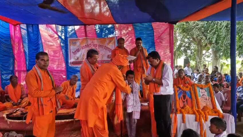 କାର୍ତ୍ତିକ ଚନ୍ଦ୍ର ମହାପାତ୍ର ଏଜୁକେସନାଲ୍ ଟ୍ରଷ୍ଟ ପକ୍ଷରୁ ଏକ ସ୍ମୃତିଚାରଣ ସଭା ସହ ଯୋଗାଚାର୍ଯ୍ୟ ସ୍ବର୍ଗତ ମହାପାତ୍ରଙ୍କ ଧର୍ମପତ୍ନୀ କନକଲତା ମହାପାତ୍ର ଙ୍କ କରକମଳରୁ ଆଖ ପାଖ ୫ ଟି ବିଦ୍ୟାଳୟର ୪୧ ଜଣ କୃତୀ ଛାତ୍ରଛାତ୍ରୀଙ୍କୁ ଉପଢୌକନ,ମାନପତ୍ର ସହ ପାଠ୍ୟ ସାମଗ୍ରୀ ପ୍ରଦାନ