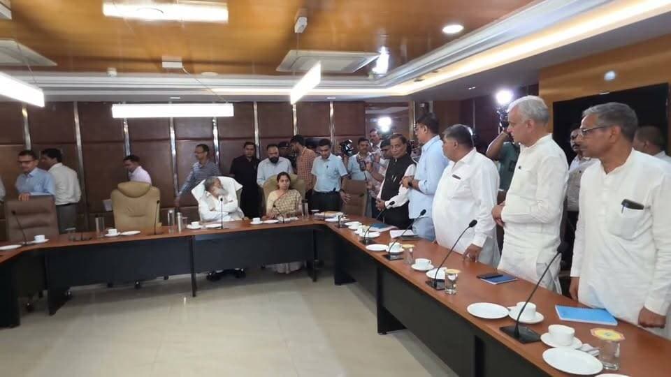 हड़ताल अपडेट:::::
पंचकूला में बिजली कर्मचारी यूनियन के नेताओं के साथ बिजली मंत्री अनिल विज की बैठक शुरू हो गई है। बैठक अगर सकारात्मक माहौल में आगे बढ़ती है तो सीएम नायब सिंह सैनी भी मीटिंग में शामिल हो सकते हैं। सीएम पंचकूला के लिए फरीदाबाद से रवाना हो चुके हैं।
Anil Vij Home Minister Haryana, India
BJP Haryana
CMO Haryana
Dushyant Chautala
#strike
#StrikeNews
#HaryanaNews
#HaryanaUpdate