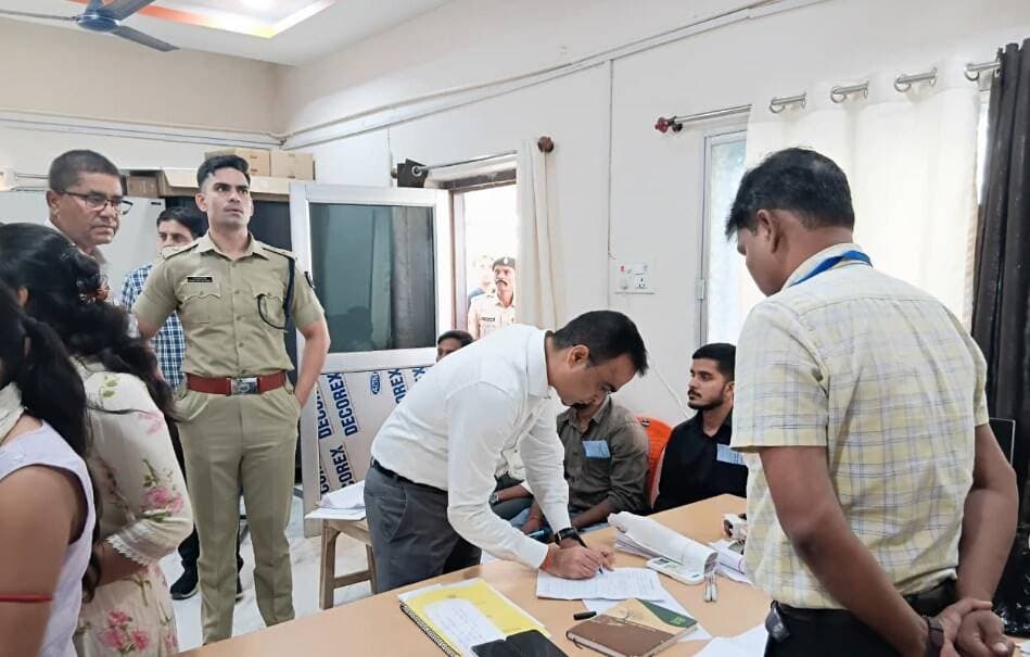🗳️ *कोसी स्नातक निर्वाचन क्षेत्र के द्विवार्षिक निर्वाचन-2026 की तैयारियों का निरीक्षण*
बिहार विधान परिषद् के कोसी स्नातक निर्वाचन क्षेत्र के द्विवार्षिक निर्वाचन-2026 के मद्देनजर जिला निर्वाचन पदाधिकारी, खगड़िया श्री विक्रम विरकर एवं पुलिस अधीक्षक श्री भानु प्रताप सिंह ने सदर अनुमंडल, खगड़िया सदर प्रखंड, मानसी प्रखंड एवं गोगरी प्रखंड के विभिन्न मतदान केंद्रों का भ्रमण कर निर्वाचन तैयारियों एवं सुरक्षा व्यवस्था का जायजा लिया तथा संबंधित पदाधिकारियों को आवश्यक दिशा-निर्देश दिए।
स्वतंत्र, निष्पक्ष, शांतिपूर्ण एवं पारदर्शी निर्वाचन सुनिश्चित करने हेतु प्रशासन प्रतिबद्ध है।
\#Khagaria #KosiGraduateConstituency #BiharLegislativeCouncil #निर्वाचन2026 #DistrictAdministrationKhagaria
