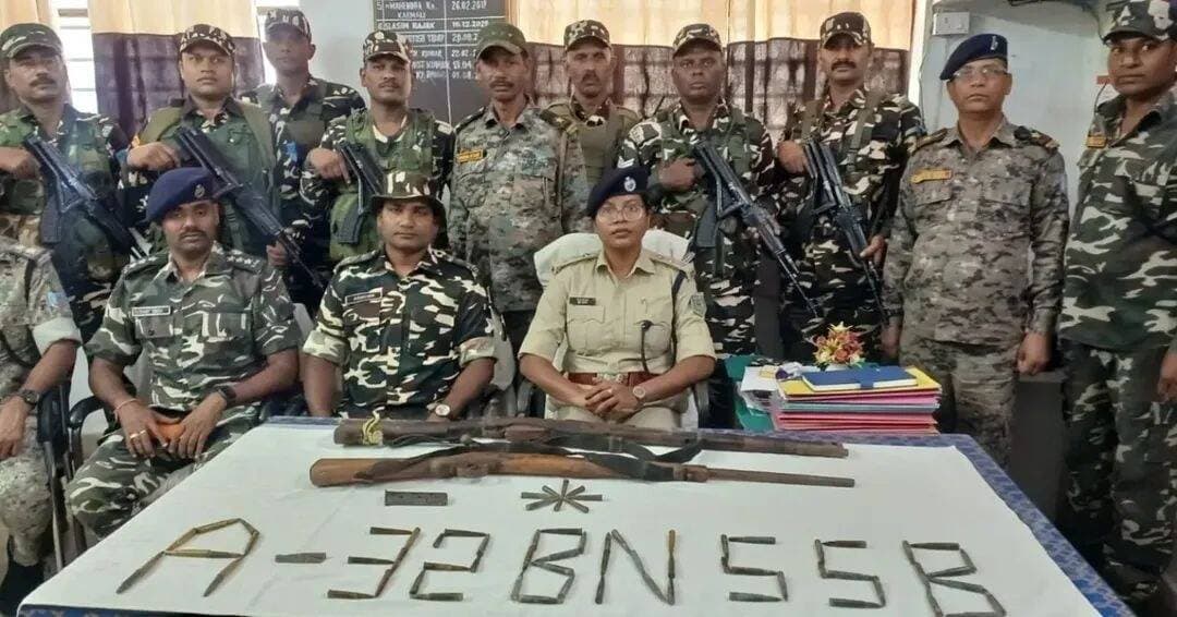 लातेहार। झारखंड के लातेहार जिले में सुरक्षा व्यवस्था मजबूत करने और अवैध हथियारों की बरामदगी के लिए पुलिस और सशस्त्र सीमा बल (SSB) की 32वीं वाहिनी ने संयुक्त सर्च अभियान चलाया। 21 और 22 अक्टूबर 2026 को चलाए गए इस अभियान के दौरान जंगल क्षेत्र से हथियार, कारतूस और संदिग्ध सामग्री बरामद की गई।
जानकारी के अनुसार, संयुक्त टीम ने सुगाबांध, आधे, दौना और दुरुप वनक्षेत्र में तलाशी अभियान चलाया। इस दौरान एक .303 राइफल, एक खाली मैगजीन और .303 राइफल के नौ जिंदा कारतूस बरामद किए गए।
इसके अलावा एक बोल्ट एक्शन राइफल, 9 एमएम पिस्टल की एक खाली मैगजीन, 28 जिंदा कारतूस, 34 ट्रेसर कारतूस और 7.62 एमएम का एक जिंदा कारतूस भी मिला। तलाशी के दौरान गोला-बारूद रखने वाली एक थैली और दो स्टील कंटेनर भी बरामद किए गए, जिन्हें आईईडी से संबंधित बताया गया है।
पुलिस और SSB की इस संयुक्त कार्रवाई का उद्देश्य इलाके में सुरक्षा व्यवस्था को मजबूत करना और अवैध हथियारों का पता लगाना था।
फिलहाल बरामद हथियारों और अन्य सामग्री के संबंध में आगे की जांच की जानकारी आधिकारिक रूप से सामने आने का इंतजार है।
#Latehar #LateharNews #JharkhandPolice #SSB #JharkhandNews #BreakingNews #SecurityOperation #PoliceOperation #JharkhandUpdate #LatestNews #ViralNews #LoktantraBharat #लातेहार #झारखंडपुलिस