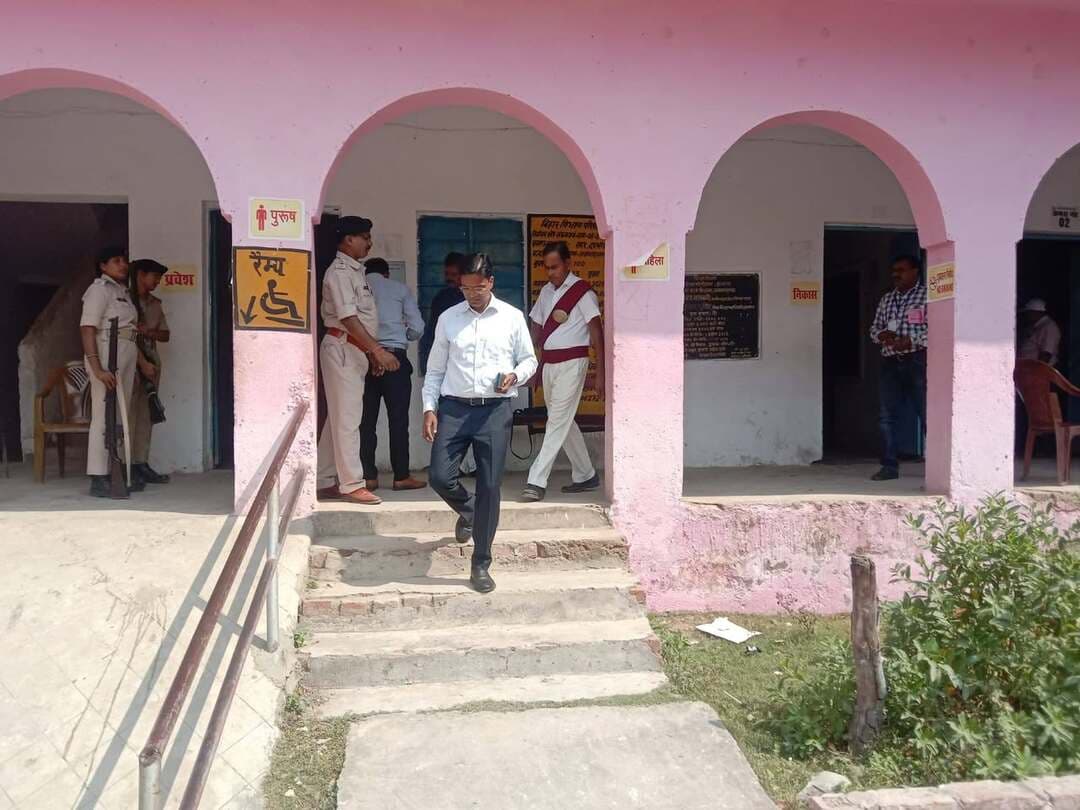 *जिला निर्वाचन पदाधिकारी ने विभिन्न मतदान केंद्रों का किया निरीक्षण*
*निष्पक्ष एवं शांतिपूर्ण मतदान सुनिश्चित करने के दिए निर्देश*
दरभंगा, 23 अक्टूबर 2026:- बिहार विधान परिषद स्नातक एवं शिक्षक निर्वाचन क्षेत्र के लिए जारी मतदान प्रक्रिया के दौरान जिला निर्वाचन पदाधिकारी-सह-जिला पदाधिकारी, दरभंगा श्री कौशल कुमार ने नगर निगम क्षेत्र अंतर्गत विभिन्न मतदान केंद्रों का निरीक्षण कर निर्वाचन कार्यों का जायजा लिया।
इस क्रम में उन्होंने मूसा साह मध्य विद्यालय, आदर्श विद्यालय तथा समाहरणालय परिसर में बनाए गए मतदान केंद्रों का निरीक्षण किया।
निरीक्षण के दौरान उन्होंने मतदान प्रक्रिया के संचालन, मतदान केंद्रों पर उपलब्ध व्यवस्थाओं तथा निर्वाचन कार्यों की प्रगति की जानकारी ली।
उन्होंने संबंधित पदाधिकारियों एवं कर्मियों को निर्वाचन आयोग के दिशा-निर्देशों के अनुरूप पूरी सतर्कता, निष्पक्षता एवं पारदर्शिता के साथ मतदान कार्य संपन्न कराने पर बल दिया।
जिला निर्वाचन पदाधिकारी श्री कौशल कुमार ने निर्वाचन कार्यों की निगरानी एवं सूचनाओं के आदान-प्रदान के लिए स्थापित कंट्रोल रूम का भी निरीक्षण किया।
इस दौरान उन्होंने निर्वाचन से संबंधित सूचनाओं के संकलन, मतदान केंद्रों की स्थिति की निगरानी तथा प्राप्त सूचनाओं पर त्वरित कार्रवाई की व्यवस्था का जायजा लिया।
उन्होंने निर्वाचन कार्यों से जुड़े पदाधिकारियों एवं कर्मियों को निर्देश दिया कि मतदान से संबंधित किसी भी सूचना पर तत्परता से कार्रवाई सुनिश्चित की जाए।
बिहार विधान परिषद स्नातक एवं शिक्षक निर्वाचन को स्वच्छ, निष्पक्ष, शांतिपूर्ण एवं व्यवस्थित ढंग से संपन्न कराने के उद्देश्य से जिला प्रशासन द्वारा मतदान केंद्रों पर लगातार निगरानी रखी जा रही है।
जिलाधिकारी श्री कौशल कुमार के साथ वरीय पुलिस अधीक्षक श्री जगुनाथ रड्डी जल रड्डी तथा सदर अनुमंडल पदाधिकारी श्री कुमार गौरव द्वारा भी विभिन्न मतदान केंद्रों का लगातार निरीक्षण किया जा रहा है।
प्रशासन द्वारा निर्वाचन प्रक्रिया के दौरान विधि-व्यवस्था बनाए रखने, मतदान केंद्रों पर आवश्यक व्यवस्थाएं सुनिश्चित करने तथा मतदान कार्य को सुचारु रूप से संपन्न कराने के लिए सतत निगरानी की जा रही है।
#BiharSarkar
#CMBihar
#SamratChoudhary
#CMSamrat
#MukhyamantriBihar