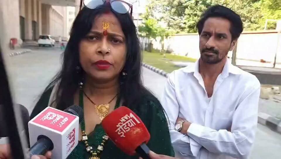 🚨 अंकिता भंडारी केस में बड़ा बयान! उर्मिला सनावर की मांग—इन नेताओं का भी हो नार्को और पॉलीग्राफ टेस्ट!
अंकिता भंडारी हत्याकांड में कथित VIP के नाम वाले वायरल ऑडियो को लेकर हलचल तेज! CBI के नोटिस के बाद उर्मिला सनावर और पूर्व भाजपा विधायक सुरेश राठौर आज कोर्ट पहुंचे।
इस दौरान उर्मिला सनावर ने मांग उठाई कि उनके साथ भाजपा नेता दुष्यंत गौतम, रेनू बिष्ट, आरती गौड़ और स्वामी दर्शन भारती का भी नार्को और पॉलीग्राफ टेस्ट कराया जाए।
आखिर कथित VIP से जुड़े सवालों का सच कब सामने आएगा? अब निगाहें CBI की जांच और आगे की कानूनी प्रक्रिया पर टिकी हैं।
ये नाम उर्मिला सनावर की मांग के संदर्भ में हैं। किसी का नार्को या पॉलीग्राफ टेस्ट होना अथवा किसी आरोप की पुष्टि होना अलग बात है। मामले में निष्कर्ष जांच और साक्ष्यों के आधार पर ही सामने आएंगे।
#AnkitaBhandari #JusticeForAnkita #अंकिताभंडारी #अंकिताभंडारीहत्याकांड #UrmilaSanawar #SureshRathore #CBIInvestigation #VIPकांड #NarcoTest #PolygraphTest #UttarakhandNews #उत्तराखंड
