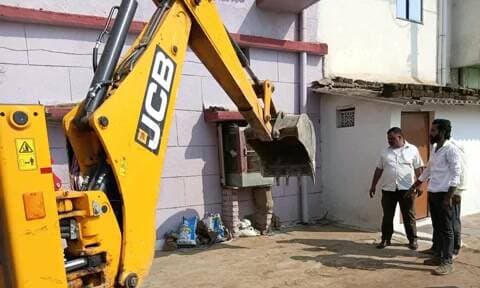 दुर्ग: भिलाईनगर में दो दिन फंसे बैल को जेसीबी से सुरक्षित निकाला