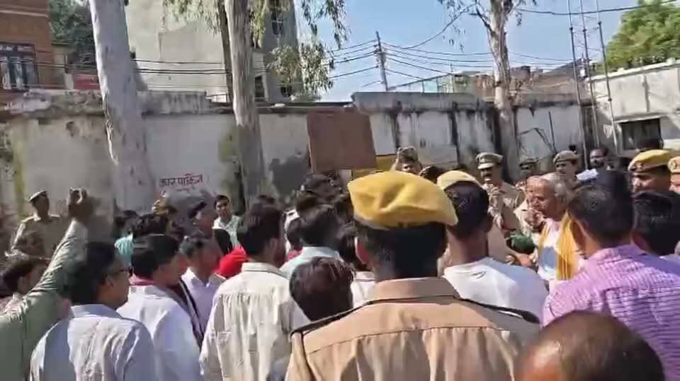 लखीमपुर खीरी-
मितौली में सपा-भाजपा समर्थक भिड़े,
पुलिस ने कराया बीच-बचाव,
घटना के समय एसडीएम मितौली गायब रहे
एडीएम खीरी भी मितौली पहुंचे