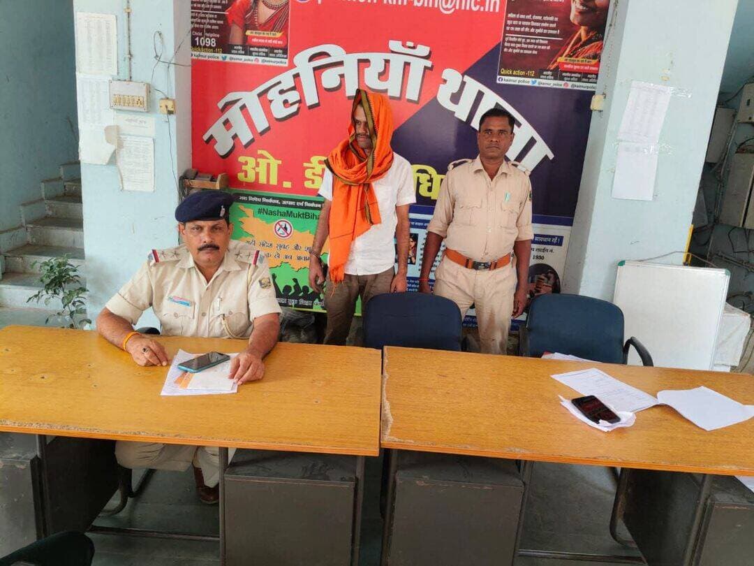 डंडवास फायरिंग कांड में एक गिरफ्तार, अन्य की तलाश जारी
कैमूर मोहनिया थाना क्षेत्र के डंडवास पंचायत में मुखिया के घर हुई फायरिंग मामले में पुलिस ने बड़ी कार्रवाई की है।
पुलिस ने डंडवास गांव निवासी विनय पांडेय को गिरफ्तार किया है। बताते चलें कि मुखिया राजेश प्रजापति के घर के सामने बाइक सवार अपराधियों द्वारा फायरिंग की गई थी। घटनास्थल से पुलिस ने दो खोखा बरामद किया था।
इस मामले में पुलिस अन्य आरोपियों की गिरफ्तारी के लिए लगातार छापेमारी कर रही है।
