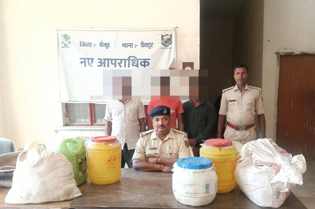 चैनपुर में 133 लीटर देशी महुआ शराब के साथ 3 गिरफ्तार
चैनपुर थाना क्षेत्र में पुलिस ने शराब के खिलाफ बड़ी कार्रवाई की है।
गुप्त सूचना के आधार पर कार्रवाई करते हुए पुलिस ने 133 लीटर देशी महुआ शराब के साथ 3 लोगों को गिरफ्तार किया है।
गिरफ्तार अभियुक्तों की पहचान संतोष राम, पिता रामसूरत राम रमेश राम, पिता मराछू राम. चंद्रभावन राम, पिता जवाहिर राम, तीनों साकिन शिवपुर, थाना चैनपुर, जिला कैमूर के रूप में हुई है।
पुलिस अग्रिम कार्रवाई में जुटी है।
