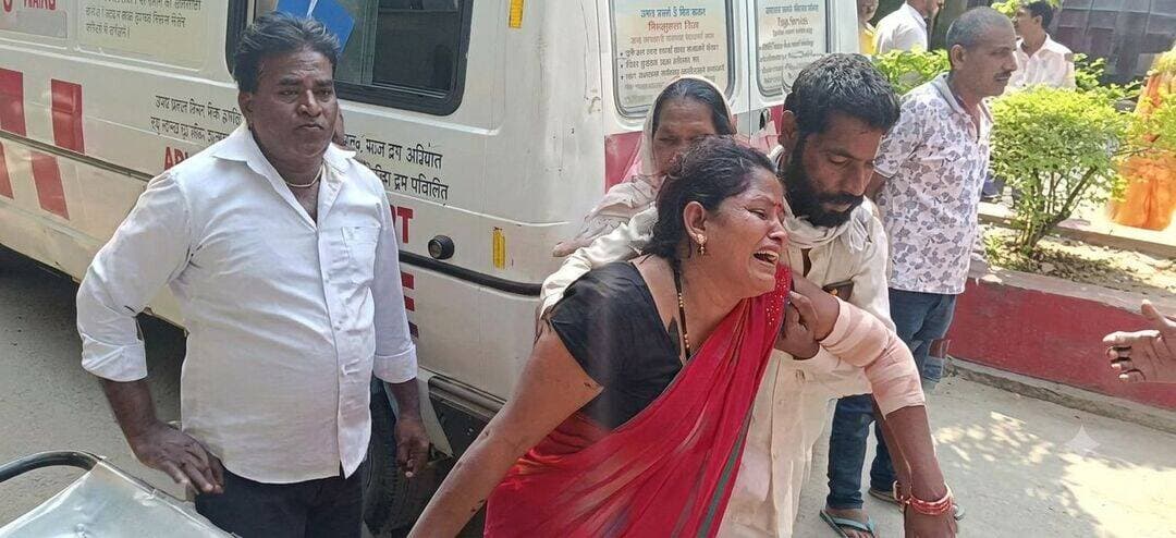 ननिहाल में सो रहे 12 वर्षीय बच्चे को सांप ने डसा, मौत से कोहराम
कैमूर जिले के रामगढ़ में एक दर्दनाक हादसे की खबर सामने आई है। 12 वर्षीय मासूम अंकित की जहरीले सांप के काटने से मौत हो गई। घटना के बाद परिवार में कोहराम मच गया है।
जानकारी के अनुसार बच्चा अपने ननिहाल में सो रहा था, तभी जहरीले सांप ने उसे डस लिया। परिजनों को जब तक जानकारी हुई तब तक काफी देर हो चुकी थी। आनन-फानन में उसे अस्पताल ले जाया गया, जहां डॉक्टरों ने उसे मृत घोषित कर दिया।
मासूम की मौत से पूरे गांव में शोक की लहर है। परिजनों का रो-रो कर बुरा हाल है।