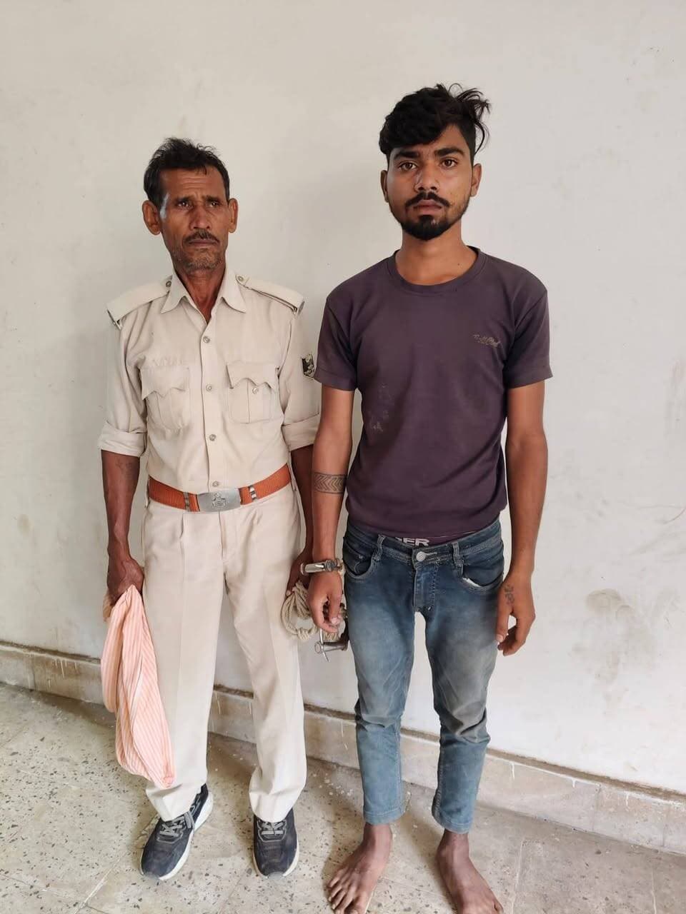 दुर्गावती में स्कॉर्पियो से 3 मवेशी बरामद, चालक गिरफ्तार
कैमूर जिले के दुर्गावती थाना क्षेत्र में पुलिस ने पशु तस्करी का खुलासा किया है।
पुलिस को गुप्त सूचना मिली थी कि कल्याणपुर बाजार नगर रोड में एक स्कॉर्पियो से मवेशियों की तस्करी की जा रही है। सूचना पर कार्रवाई करते हुए पुलिस ने HR 70B 5181 नंबर की स्कॉर्पियो को पकड़ा।
तलाशी के दौरान स्कॉर्पियो में क्रूरता पूर्वक बांधकर बैठाए गए 3 मवेशी बरामद हुए। पुलिस ने स्कॉर्पियो चालक रितेश कुमार, उम्र 19 वर्ष, पिता पाखंडू, ग्राम तौफापुर, थाना चेबेपुरा, जिला वाराणसी को विधिवत गिरफ्तार कर लिया है।
पुलिस ने स्कॉर्पियो को जब्त कर अग्रिम कार्रवाई शुरू कर दी है।