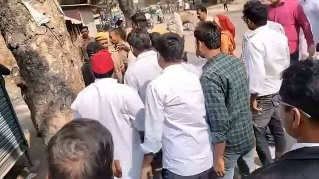 🚨 ब्रेकिंग न्यूज़ | फतेहपुर
MLC चुनाव के दौरान सपा-भाजपा नेताओं में भिड़ंत, कहासुनी के बाद हाथापाई.. विडियो सोशल मीडिया पर वायरल।।
फतेहपुर के विजयीपुर ब्लॉक में MLC चुनाव के मतदान के दौरान सपा नेता नरेश कोरी और भाजपा नेता आदित्य त्रिवेदी के बीच विवाद हो गया। देखते ही देखते कहासुनी हाथापाई में बदल गई। घटना का वीडियो सोशल मीडिया पर वायरल हो रहा है।
#viralvideoシ #videoviralpost