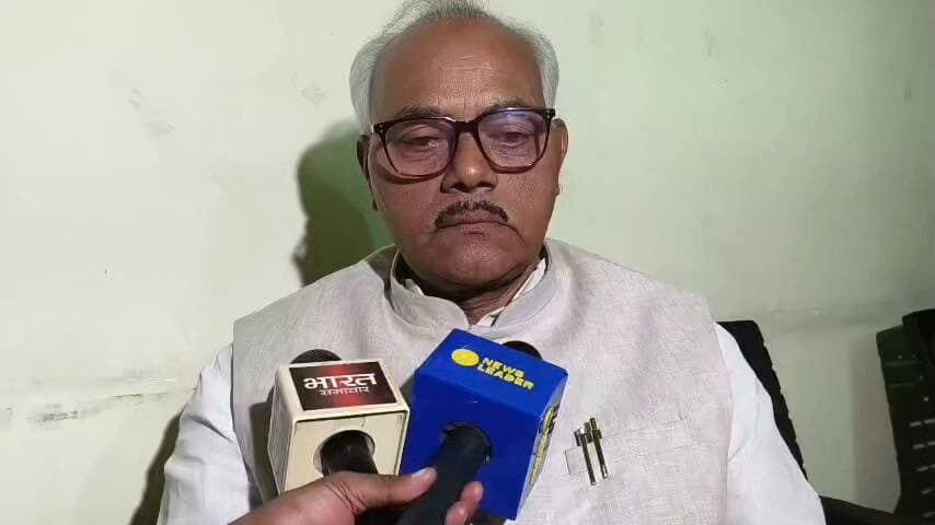 MLC चुनाव में वोटिंग के दौरान सपा प्रत्याशी लालबिहारी यादव ने वोटरों को धमकी देने का लगाया आरोप...