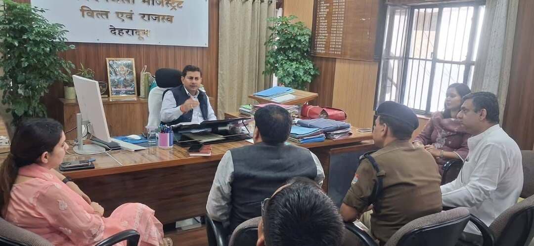 🚨देहरादून पल्टन बाजार में सुबह 11 से शाम 7 बजे तक वाहनों की एंट्री बंद
त्योहारी सीजन में भीड़ और जाम से निपटने के लिए जिला प्रशासन ने कसी कमर, रेहड़ी-ठेली और दुकानों के बाहर सामान रखने वालों पर भी होगी कार्रवाई
त्योहारी सीजन में देहरादून के बाजारों में बढ़ती भीड़ को देखते हुए जिला प्रशासन ने यातायात व्यवस्था और जनसुरक्षा को लेकर सख्त रुख अपनाया है। पल्टन बाजार में सुबह 11 बजे से शाम 7 बजे तक वाहनों का प्रवेश प्रतिबंधित रहेगा। इसके साथ ही शहर के प्रमुख बाजारों में अतिक्रमण के खिलाफ अभियान चलाकर नियमों का उल्लंघन करने वालों पर कार्रवाई की जाएगी।
जिलाधिकारी डॉ. आशीष चौहान के निर्देश पर अपर जिलाधिकारी वित्त एवं राजस्व के.के. मिश्रा की अध्यक्षता में संबंधित अधिकारियों और व्यापार मंडल के प्रतिनिधियों के साथ बैठक आयोजित की गई। बैठक में त्योहारी सीजन के दौरान बाजारों में सुचारु यातायात, भीड़ नियंत्रण और आमजन की सुरक्षा सुनिश्चित करने को लेकर चर्चा हुई।
पल्टन बाजार में तय समय के बाद ही होगी लोडिंग-अनलोडिंग
अपर जिलाधिकारी के.के. मिश्रा ने स्पष्ट किया कि पल्टन बाजार में सुबह 11 बजे से शाम 7 बजे तक वाहनों की आवाजाही प्रतिबंधित रहेगी। व्यापारियों को निर्देश दिए गए हैं कि वे सामान की लोडिंग-अनलोडिंग का कार्य सुबह 11 बजे से पहले या शाम 7 बजे के बाद ही करें।
प्रशासन का उद्देश्य बाजार में भीड़ के दौरान वाहनों के दबाव को कम करना और खरीदारी के लिए आने वाले लोगों को सुरक्षित एवं सुविधाजनक आवागमन उपलब्ध कराना है। अधिकारियों को निर्देश दिए गए हैं कि इस व्यवस्था का सख्ती से पालन कराया जाए।
रेहड़ी-ठेली और अतिक्रमण पर होगी कार्रवाई
प्रशासन ने पल्टन बाजार समेत शहर के अन्य व्यस्त बाजारों में अतिक्रमण के खिलाफ अभियान चलाने का निर्णय लिया है। सड़क और पैदल आवागमन में बाधा पैदा करने वाले अतिक्रमण, रेहड़ी-ठेली तथा अन्य अवरोधों के खिलाफ नियमानुसार कार्रवाई की जाएगी।
पुलिस, नगर निगम और प्रशासन की टीमें बाजारों में नियमित निगरानी रखेंगी। जरूरत पड़ने पर संबंधित विभाग संयुक्त अभियान चलाकर बाजारों को अतिक्रमण मुक्त कराने की कार्रवाई करेंगे।
व्यापारियों से सहयोग की अपील
एडीएम के.के. मिश्रा ने व्यापार मंडल के प्रतिनिधियों से अपील की कि वे बेहतर यातायात व्यवस्था बनाए रखने में प्रशासन का सहयोग करें। व्यापारियों से कहा गया है कि वे दुकानों के बाहर अनावश्यक रूप से सामान न रखें और पैदल चलने वाले लोगों के लिए रास्ता खुला रखें।
बैठक में अधिकारियों ने कहा कि त्योहारी सीजन के दौरान बाजारों में आने वाले नागरिकों को किसी तरह की परेशानी न हो, इसके लिए सभी विभाग आपसी समन्वय से काम करें। साथ ही आपातकालीन परिस्थितियों में आवागमन के लिए पर्याप्त जगह उपलब्ध रखने पर भी जोर दिया गया।
बैठक में उप जिलाधिकारी मुख्यालय हर्षिता सिंह, नगर मजिस्ट्रेट राकेश तिवारी, उप जिलाधिकारी सदर अपूर्वा सिंह, पुलिस क्षेत्राधिकारी यातायात जगदीश पंत, राष्ट्रीय व्यापारी कल्याण बोर्ड उत्तराखंड के सदस्य एवं दून वैली महानगर उद्योग व्यापार मंडल के अध्यक्ष पंकज मैसोन, उपाध्यक्ष हरीश विरमानी सहित पुलिस, प्रशासन और संबंधित विभागों के अधिकारी एवं कर्मचारी मौजूद रहे।