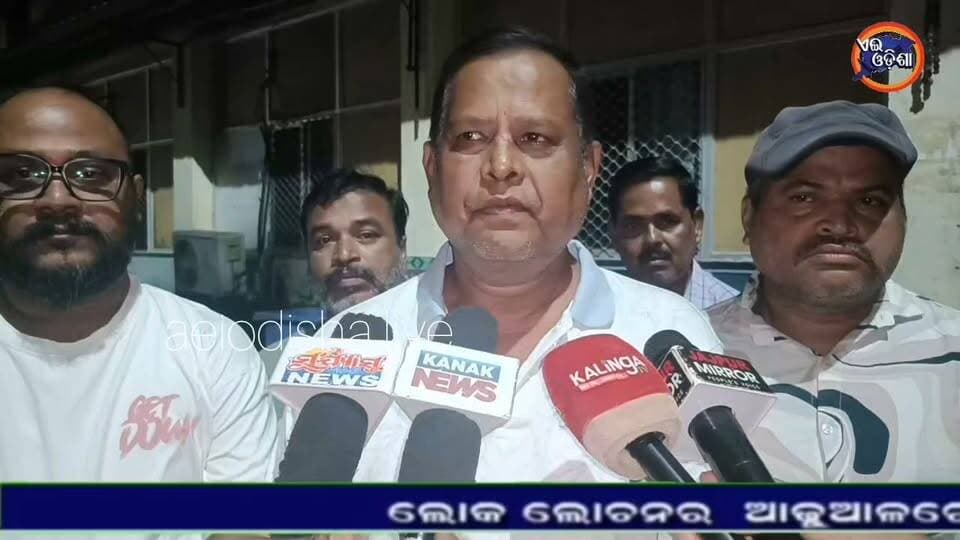 #ପାରିଷଦଙ୍କ_ଆକସ୍ମିକ_ବିୟୋଗ
ଯାଜପୁର ପୌରପାଳିକାର ୧୭ ନମ୍ବର ୱାର୍ଡର ପାରିଷଦ ତିଳୋତମା ସାହୁଙ୍କ ଆକସ୍ମିକ ବିୟୋଗ ହୋଇଯାଇଛି। ଭୁବନେଶ୍ୱର ସ୍ଥିତ ଏକ ଘରୋଇ ହସ୍ପିଟାଲରେ ଚିକିତ୍ସାଧୀନ ସମୟରେ ହୃଦଘାତରେ ମୃତ୍ୟୁ ଘଟିଛି। ତାଙ୍କର ପାର୍ଥୀବ ଶରୀର ଯାଜପୁରରେ ପହଞ୍ଚିବା ପରେ ମାନସାପୋହ୍ଲ ନିକଟରୁ ଏକ ଶୋଭାଯାତ୍ରାରେ ଯାଜପୁର ପୈାରପାଳିକା କାର୍ଯ୍ୟାଳୟକୁ ଅଣାଯାଇଥିଲା । ସେଠାରେ ଯାଜପୁର ପୈାରପାଳିକାର ଅଧ୍ୟକ୍ଷା ରଞ୍ଜୁଲତା ହୋତା, ଉପାଧ୍ୟକ୍ଷ ସନ୍ତୋଷ କୁମାର ମଲିକ, ପୈାରପାଳିକା କାର୍ଯ୍ୟନିର୍ବାହୀ ଅଧିକାରୀ ଲକ୍ଷ୍ମୀନ୍ଧର ରାଉତଙ୍କ ସମେତ ସମସ୍ତ ପାରିଷଦ ମାନେ ଉପସ୍ଥିତ ରହି ମର ଶରୀରରେ ପୁଷ୍ପମାଲ୍ୟ ଅର୍ପଣ କରିଥିଲେ । ପରେ ତାଙ୍କ ମର ଶରୀରକୁ ତାଙ୍କ ଦେବୀଦ୍ୱାର ସ୍ଥିତ ବାସଭବନକୁ ଅଣାଯାଇଥିଲା । ସେଠାରେ ଯାଜପୁର ବିଧାୟିକା ସୁଜାତା ସାହୁ, ପୁର୍ବତନ ବିଧାୟକ ପ୍ରଣବ ପ୍ରକାଶ ଦାସ, ପୁର୍ବତନ ପୈାରପାଳ ଭବପ୍ରସାଦ ଦାସ ସେଠାରେ ପହଂଚି ଶେଷ ଦର୍ଶନ କରିବା ସହ ଶୋକ ବ୍ୟକ୍ତ କରିଛନ୍ତି । ଏହାକୁ ନେଇ ସମଗ୍ର ଅଞ୍ଚଳରେ ଏକ ଶୋକାକୁଳ ପରିବେଶ ସୃଷ୍ଟି ହୋଇଛି।
#jajpurmunicipality #lntvnetwork #jajpurkhabar #JajpurNews #Aeiodisha