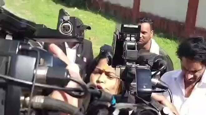 देहरादून। CBI कोर्ट में पेश होने के बाद अभिनेत्री उर्मिला सनावर नें नार्को टेस्ट कराने की बात कही।
अंकिता भंडारी केस में पूर्व भाजपा विधायक सुरेश राठौड़ भी सीबीआई कोर्ट पहुचे थे।