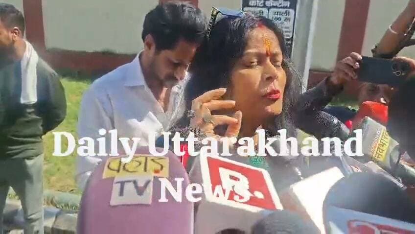 अंकिता भंडारी केस: उर्मिला सनावर पहुंची सीबीआई कोर्ट।
अंकिता भंडारी हत्याकांड में एक बार फिर हलचल तेज हो गई है। पीड़िता की मां उर्मिला सनावर आज सीबीआई कोर्ट पहुंची और नार्को टेस्ट की मांग को लेकर बड़ी बात कही।
उर्मिला ने कहा, अगर आरोपियों का नार्को टेस्ट हुआ तो इस केस का सबसे बड़ा सच सामने आ जाएगा और कई सफेदपोश चेहरे बेनकाब होंगे। उन्होंने कोर्ट से निष्पक्ष जांच की गुहार लगाई। इस बयान के बाद देवभूमि में फिर से न्याय की मांग तेज हो गई है।
#AnkitaBhandari #UrmilaSanawar #CBICourt #NarcoTest #AnkitaBhandariCase #UttarakhandNews #JusticeForAnkita #DehradunNews #BreakingNews #ViralNews #CBI #AnkitaCaseUpdate
#अंकिताभंडारी #उर्मिलासनावर #सीबीआईकोर्ट #नार्कोटेस्ट #अंकिताभंडारीकेस #उत्तराखंडन्यूज #न्याय_दो #वायरलन्यूज #ब्रेकिंगन्यूज