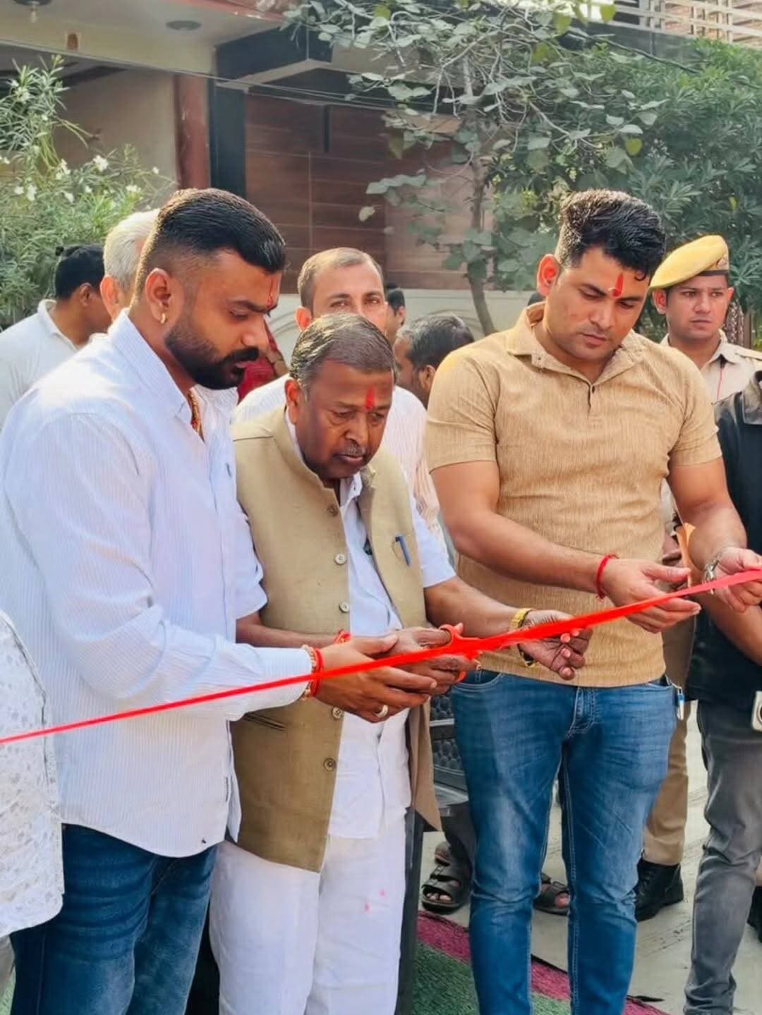 वार्ड नंबर 5 की ब्रह्मपुरी कॉलोनी में पहली बार शुरू हुआ सड़क निर्माण कार्य, क्षेत्रवासियों में खुशी की लहर
धौलपुर। नगर परिषद धौलपुर के वार्ड नंबर 5 स्थित ब्रह्मपुरी कॉलोनी में सड़क निर्माण कार्य का शुभारंभ नगर परिषद सभापति श्री गिरीश गर्ग जी, आयुक्त श्री विष्णु परमार जी एवं पार्षद प्रतिनिधि पुष्पेंद्र राजावत की उपस्थिति में फीता काटकर किया गया।
उल्लेखनीय है कि ब्रह्मपुरी कॉलोनी की जिस सड़क का निर्माण कार्य शुरू हुआ है, वह सड़क लंबे समय से निर्माण की प्रतीक्षा में थी और पहली बार इसका निर्माण कराया जा रहा है। सड़क निर्माण कार्य शुरू होने से स्थानीय निवासियों को बेहतर आवागमन की सुविधा मिलने की उम्मीद है।
वार्ड नंबर 5 के अंतर्गत ब्रह्मपुरी कॉलोनी की विभिन्न सड़कों के निर्माण कार्य भी शुरू किए जा रहे हैं। इससे कॉलोनी के आधारभूत ढाँचे को मजबूती मिलेगी तथा स्थानीय नागरिकों को आवागमन में होने वाली परेशानियों से राहत मिलेगी। लंबे समय से सड़क निर्माण की अपेक्षा कर रहे क्षेत्रवासियों के लिए यह एक महत्वपूर्ण कदम है।
पार्षद प्रतिनिधि पुष्पेंद्र राजावत ने कहा कि वार्ड नंबर 5 के सर्वांगीण विकास के लिए निरंतर प्रयास किए जा रहे हैं। क्षेत्र की मूलभूत समस्याओं का समाधान करना और नागरिकों को बेहतर सड़क, स्वच्छता एवं अन्य आवश्यक सुविधाएँ उपलब्ध कराना प्राथमिकता है। ब्रह्मपुरी कॉलोनी की सड़कों का निर्माण इसी दिशा में एक महत्वपूर्ण पहल है।
उन्होंने सड़क निर्माण कार्य शुरू कराने में सहयोग के लिए नगर परिषद सभापति श्री गिरीश गर्ग जी एवं आयुक्त श्री विष्णु परमार जी का आभार व्यक्त किया तथा विश्वास जताया कि वार्ड में विकास कार्य आगे भी निरंतर जारी रहेंगे।
<nis:link nis:type=tag nis:id=dholpurnews nis:value=DholpurNews nis:enabled=true nis:link/> <nis:link nis:type=tag nis:id=highlightseveryone nis:value=highlightseveryone nis:enabled=true nis:link/> <nis:link nis:type=tag nis:id=highlightseveryonefollowers nis:value=highlightseveryonefollowers nis:enabled=true nis:link/> <nis:link nis:type=tag nis:id=follower nis:value=follower nis:enabled=true nis:link/> <nis:link nis:type=tag nis:id=followerseveryone nis:value=followerseveryone nis:enabled=true nis:link/>