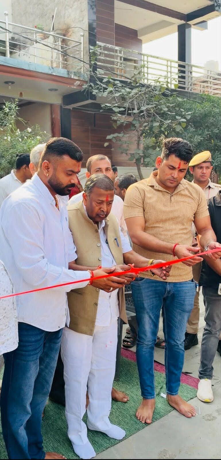 वार्ड नंबर 5 की ब्रह्मपुरी कॉलोनी में पहली बार शुरू हुआ सड़क निर्माण कार्य, क्षेत्रवासियों में खुशी की लहर
धौलपुर। नगर परिषद धौलपुर के वार्ड नंबर 5 स्थित ब्रह्मपुरी कॉलोनी में सड़क निर्माण कार्य का शुभारंभ नगर परिषद सभापति श्री गिरीश गर्ग जी, आयुक्त श्री विष्णु परमार जी एवं पार्षद प्रतिनिधि पुष्पेंद्र राजावत की उपस्थिति में फीता काटकर किया गया।
उल्लेखनीय है कि ब्रह्मपुरी कॉलोनी की जिस सड़क का निर्माण कार्य शुरू हुआ है, वह सड़क लंबे समय से निर्माण की प्रतीक्षा में थी और पहली बार इसका निर्माण कराया जा रहा है। सड़क निर्माण कार्य शुरू होने से स्थानीय निवासियों को बेहतर आवागमन की सुविधा मिलने की उम्मीद है।
वार्ड नंबर 5 के अंतर्गत ब्रह्मपुरी कॉलोनी की विभिन्न सड़कों के निर्माण कार्य भी शुरू किए जा रहे हैं। इससे कॉलोनी के आधारभूत ढाँचे को मजबूती मिलेगी तथा स्थानीय नागरिकों को आवागमन में होने वाली परेशानियों से राहत मिलेगी। लंबे समय से सड़क निर्माण की अपेक्षा कर रहे क्षेत्रवासियों के लिए यह एक महत्वपूर्ण कदम है।
पार्षद प्रतिनिधि पुष्पेंद्र राजावत ने कहा कि वार्ड नंबर 5 के सर्वांगीण विकास के लिए निरंतर प्रयास किए जा रहे हैं। क्षेत्र की मूलभूत समस्याओं का समाधान करना और नागरिकों को बेहतर सड़क, स्वच्छता एवं अन्य आवश्यक सुविधाएँ उपलब्ध कराना प्राथमिकता है। ब्रह्मपुरी कॉलोनी की सड़कों का निर्माण इसी दिशा में एक महत्वपूर्ण पहल है।
उन्होंने सड़क निर्माण कार्य शुरू कराने में सहयोग के लिए नगर परिषद सभापति श्री गिरीश गर्ग जी एवं आयुक्त श्री विष्णु परमार जी का आभार व्यक्त किया तथा विश्वास जताया कि वार्ड में विकास कार्य आगे भी निरंतर जारी रहेंगे।
<nis:link nis:type=tag nis:id=dholpurnews nis:value=DholpurNews nis:enabled=true nis:link/> <nis:link nis:type=tag nis:id=highlightseveryone nis:value=highlightseveryone nis:enabled=true nis:link/> <nis:link nis:type=tag nis:id=highlightseveryonefollowers nis:value=highlightseveryonefollowers nis:enabled=true nis:link/> <nis:link nis:type=tag nis:id=follower nis:value=follower nis:enabled=true nis:link/> <nis:link nis:type=tag nis:id=followerseveryone nis:value=followerseveryone nis:enabled=true nis:link/>
