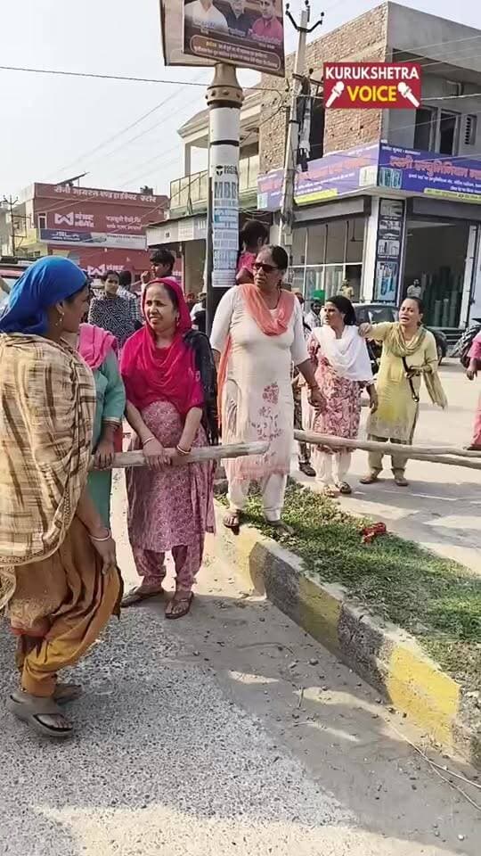 बिजली पानी की किल्लत के चलते स्थानीय लोगों ने झांसा रोड पर लगाया जाम, सरकार के खिलाफ जमके की नारेबाजी