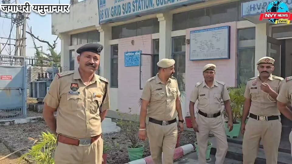 प्रैस नोट - 7 दिनांक - 23.10.2026
*बिजली आपूर्ति बाधित होने से पानी की सप्लाई प्रभावित होने पर जिला पुलिस ने संभाली जिम्मेदारी, वाटर टैंकर का प्रबंध कर व जनरेटरों की मदद से ट्यूबवेल चलाकर बहाल की जा रही पेयजल व्यवस्था*
पुलिस प्रवक्ता ने जानकारी देते हुए बताया कि पुलिस अधीक्षक कमलदीप गोयल आईपीएस के दिशा-निर्देशन में जिला यमुनानगर पुलिस कानून-व्यवस्था बनाए रखने के साथ-साथ आमजन की समस्याओं के समाधान में भी तत्परता से सहयोग कर रही है। इसी कड़ी में बिजली आपूर्ति बाधित होने के कारण विभिन्न क्षेत्रों में पेयजल सप्लाई प्रभावित होने पर जिला पुलिस ने तत्परता दिखाते हुए प्रभावित कॉलोनियों में वाटर टैंकरों का प्रबंध किया और लोगों को राहत पहुंचाई।
उन्होंने बताया कि थाना शहर जगाधरी के अंतर्गत बुढ़िया गेट पुलिस चौकी क्षेत्र की पटरी मोहल्ला, कल्याण नगर, विजय नगर और महावीर कॉलोनी सहित पुलिस चौकी फर्कपुर क्षेत्र की नंदा कॉलोनी, जवाहर नगर, खड्डा कॉलोनी और शिव नगर आदि में बिजली आपूर्ति बाधित होने के कारण वाटर वर्क्स से पानी की सप्लाई प्रभावित हो रही थी। इससे इन क्षेत्रों में रहने वाले लोगों को पेयजल की समस्या का सामना करना पड़ रहा था।
स्थिति की गंभीरता को देखते हुए जिला पुलिस ने आमजन की परेशानी को दूर करने के लिए आवश्यक कदम उठाए। पुलिस अधिकारियों एवं कर्मचारियों ने प्रभावित क्षेत्रों में वाटर टैंकरों की व्यवस्था करवाई, ताकि लोगों को पीने के पानी के लिए परेशान न होना पड़े। इसके साथ ही पेयजल आपूर्ति को सुचारू बनाने के लिए जनरेटरों का प्रबंध करके ट्यूबवेल भी चलाए जा रहे हैं। जिला पुलिस संबंधित व्यवस्था को बेहतर बनाने और आमजन को राहत पहुंचाने के लिए लगातार प्रयासरत है।
पुलिस अधीक्षक कमलदीप गोयल के दिशा-निर्देशन में जिला पुलिस का प्रयास है कि किसी भी आपात स्थिति या आवश्यक सेवाओं में बाधा आने पर आमजन को यथासंभव सहायता उपलब्ध करवाई जाए। पुलिस द्वारा संबंधित विभागों के साथ समन्वय बनाकर प्रभावित क्षेत्रों में लोगों की समस्याओं के समाधान के लिए सहयोग किया जा रहा है।
जिला यमुनानगर पुलिस ने संदेश दिया कि आमजन की सुरक्षा, सुविधा और सहायता पुलिस की प्राथमिकताओं में शामिल हैं। नागरिकों को होने वाली परेशानियों को दूर करने के लिए जिला पुलिस भविष्य में भी तत्परता से अपनी जिम्मेदारी निभाती रहेगी और जरूरत पड़ने पर संबंधित विभागों के साथ मिलकर आवश्यक कदम उठाएगी।