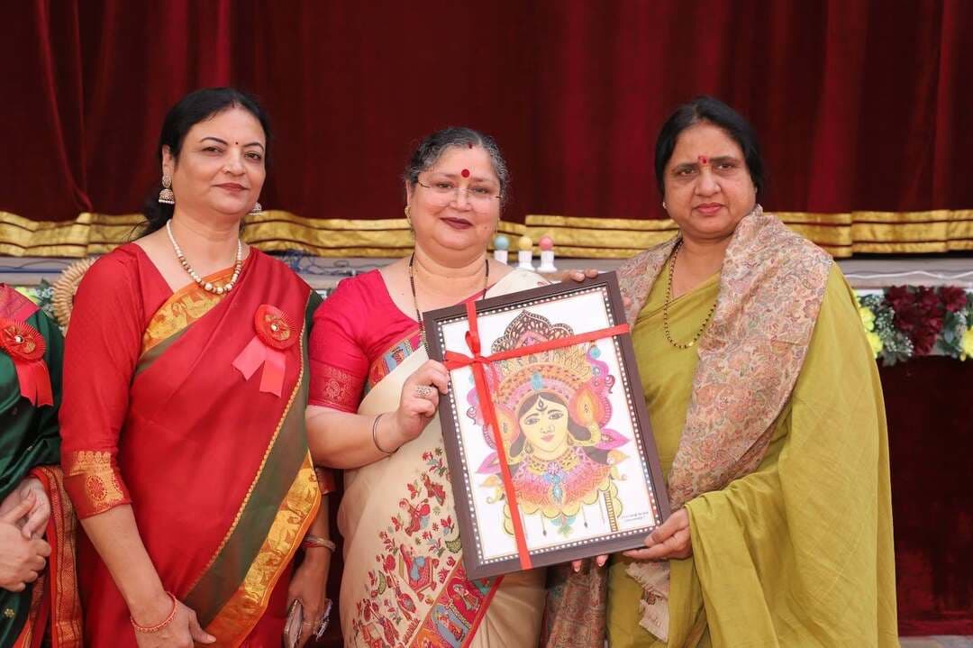 युवा महोत्सव संस्कृति, परंपरा और युवा प्रतिभाओं को निखारने का सशक्त मंचः सुमन बहमनी
डीएवी गर्ल्स कॉलेज में 49वें युवा महोत्सव का आगाज
यमुनानगर। कुरुक्षेत्र विश्वविद्यालय के सौजन्य से डीएवी गर्ल्स कॉलेज में आयोजित 49वें युवा महोत्सव का शुभारंभ मेयर सुमन बहमनी ने दीप प्रज्ज्वलित कर किया। कार्यक्रम में कुरुक्षेत्र विश्वविद्यालय के युवा एवं सांस्कृतिक विभाग के निदेशक डॉ. विवेक चावला, डीएवी यूनिवर्सिटी जालंधर की पूर्व रजिस्ट्रार डॉ. सुषमा आर्य, पंजाब यूनिवर्सिटी के खेल विभाग की पूर्व डिप्टी डायरेक्टर डॉ. विश्व मोहिनी और उद्योगपति सुशांत सैनी ने विशिष्ट अतिथि के रूप में शिरकत की। कॉलेज की कार्यवाहक प्रिंसिपल डॉ. सुरिंदर कौर ने सभी अतिथियों का स्वागत किया।
मेयर सुमन बहमनी ने कहा कि युवा महोत्सव विद्यार्थियों की प्रतिभा निखारने का सशक्त मंच है। हरियाणा की संस्कृति की पहचान केवल भारत ही नहीं, बल्कि विश्व स्तर पर भी है। प्रदेश सरकार हरियाणवी विरासत और संस्कृति को बढ़ावा देने के लिए प्रतिबद्ध है। युवा महोत्सव में विभिन्न प्रस्तुतियों के माध्यम से विद्यार्थियों को हरियाणवी संस्कृति के साथ-साथ अन्य कलाओं और विधाओं से भी रूबरू होने का अवसर मिलेगा। उन्होंने कहा कि वीरों की धरती हरियाणा खेलों के साथ-साथ अन्य क्षेत्रों में भी नए कीर्तिमान स्थापित कर रहा है।
राष्ट्रीय स्तर पर पहचान बना रहे कुवि के विद्यार्थी
डॉ. विवेक चावला ने कहा कि युवा महोत्सव विद्यार्थियों को अपनी प्रतिभा के दम पर राष्ट्रीय स्तर पर पहचान बनाने का अवसर प्रदान करता है। जोनल और इंटर-जोनल युवा महोत्सव के बाद विभिन्न कॉलेजों के प्रतिभाशाली विद्यार्थियों को शामिल कर कुरुक्षेत्र विश्वविद्यालय की टीम तैयार की जाती है। पिछले वर्ष कुवि की टीम ने राष्ट्रीय युवा महोत्सव में तीसरा स्थान हासिल कर नया कीर्तिमान स्थापित किया था। देश के सरकारी विश्वविद्यालयों की श्रेणी में कुवि की टीम का मुंबई विश्वविद्यालय के समकक्ष खड़ा होना गौरव की बात है।
संस्कृति, परंपरा और युवा शक्ति का उत्सव है युवा महोत्सव
कार्यवाहक प्रिंसिपल डॉ. सुरिंदर कौर ने कहा कि युवा महोत्सव केवल प्रतियोगिता नहीं, बल्कि संस्कृति, परंपरा, सृजनात्मकता और युवा शक्ति का उत्सव है। हरियाणा की संस्कृति की अपनी विशिष्ट पहचान है। यहां की रागनियां, लोकगीत, लोकनृत्य, सांग, पारंपरिक वेशभूषा और लोकवाद्य प्रदेश की मिट्टी की खुशबू को अपने भीतर समेटे हुए हैं। संस्कृति केवल अतीत की धरोहर नहीं, बल्कि वर्तमान की पहचान भी है। युवा महोत्सव के माध्यम से विद्यार्थियों को अपनी सांस्कृतिक विरासत को समझने, संजोने और आगे बढ़ाने का अवसर मिलता है।
कार्यक्रम के सफल आयोजन में कनवीनर डॉ नीता द्विवेदी, को-कनवीनर डॉ गुरशन कौर, को-ओडिनेटर डॉ रीटा सिंह, डॉ मीनाक्षी व निशी ग्रोवरी ने योगदान दिया।