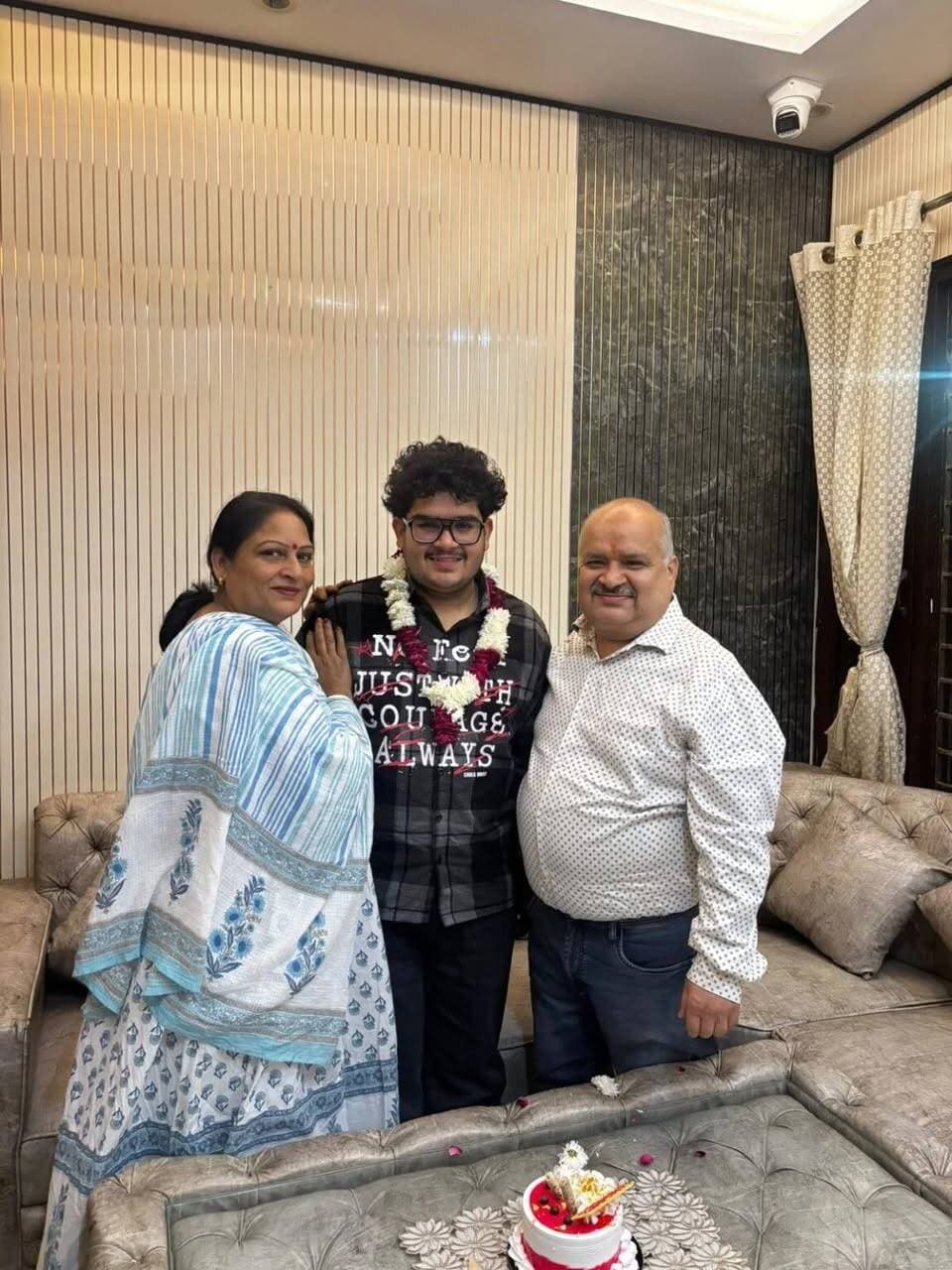 अकाउंट ऑफिसर यमुनानगर के सुपुत्र ने हासिल किया 24वां रैंक
600 में से 460 अंक हासिल कर डिस्टिंक्शन के साथ प्राप्त की सफलता
चार्टर्ड अकाउंटेंट (सीए) बनने की दिशा में कृष्णा बत्रा ने सीए इंटरमीडिएट परीक्षा में किया शानदार प्रदर्शन
यमुनानगर, 23 अक्तूबर- चार्टर्ड अकाउंटेंट (सीए) बनने की दिशा में महत्वपूर्ण पड़ाव पार करते हुए कृष्णा बत्रा ने सीए इंटरमीडिएट परीक्षा में शानदार प्रदर्शन किया है। सितंबर 2026 की परीक्षा में कृष्णा ने 600 में से 460 अंक हासिल कर डिस्टिंक्शन के साथ सफलता प्राप्त की। उन्हें ऑल इंडिया रैंक (एआईआर) 24 मिली है। उनकी इस उपलब्धि से परिवार और शुभचिंतकों में खुशी का माहौल है।
कृष्णा, सोनू बत्रा अकाउंट ऑफिसर यमुनानगर और अनीता बत्रा के सुपुत्र हैं। उन्होंने सीए इंटरमीडिएट परीक्षा की तैयारी पंचकूला के सेक्टर-10 स्थित एसडी कॉमर्स इंस्टीट्यूट से की। परीक्षा में 600 में से 460 अंक प्राप्त करना उनकी मेहनत और तैयारी को दर्शाता है। भारतीय सनदी लेखाकार संस्थान (आईसीएआई) की ओर से जारी परिणाम के अनुसार कृष्ण दोनों ग्रुप में सफल रहे और उन्हें डिस्टिंक्शन के साथ उत्तीर्ण घोषित किया गया।
कृष्णा बत्रा ने परीक्षा के ग्रुप-I में कुल 222 अंक हासिल किए। इसमें एडवांस्ड अकाउंटिंग में 83 अंक, कॉरपोरेट एंड अदर लॉज में 75 अंक और टैक्सेशन में 64 अंक शामिल हैं। इस तरह उन्होंने पहले ग्रुप की परीक्षा सफलतापूर्वक उत्तीर्ण की। वहीं, ग्रुप-II में कृष्णा ने 238 अंक प्राप्त किए। इसमें कॉस्ट एंड मैनेजमेंट अकाउंटिंग में 95 अंक, ऑडिटिंग एंड एथिक्स में 69 अंक तथा फाइनेंशियल मैनेजमेंट एंड स्ट्रेटेजिक मैनेजमेंट में 74 अंक हासिल किए। दोनों ग्रुप के अंकों को मिलाकर उनका कुल स्कोर 460 रहा।
कृष्ण के विषयवार परिणाम पर नजर डालें तो कॉस्ट एंड मैनेजमेंट अकाउंटिंग में 95 अंक उनका सर्वाधिक स्कोर रहा। इसके अलावा एडवांस्ड अकाउंटिंग में 83 अंक प्राप्त कर उन्होंने लेखांकन विषय में भी अच्छा प्रदर्शन किया। सभी छह विषयों में मिले अंकों के आधार पर उन्होंने परीक्षा में डिस्टिंक्शन हासिल की। उनकी इस सफलता पर पूरे परिवार एवं आस-पास के लोगों में हर्ष और उत्साह का माहौल है।