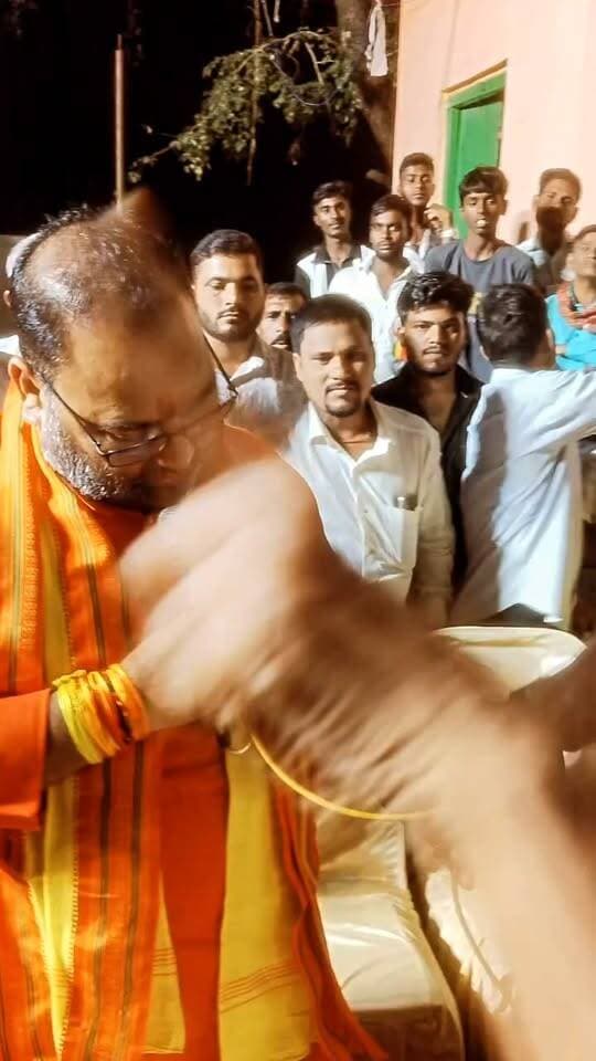 ### भदवा के दुर्गा पूजा पंडाल में पहुंचे विधायक प्रमोद कुमार सिंह, समिति ने किया भव्य स्वागत
विजयादशमी के पावन अवसर पर औरंगाबाद जिले के रफीगंज प्रखंड अंतर्गत भदवा गांव स्थित देवी स्थान दुर्गा पूजा पंडाल में रफीगंज विधायक प्रमोद कुमार सिंह पहुंचे। इस दौरान बाल विकास संघ, देवी स्थान, भदवा की पूजा समिति एवं ग्रामवासियों ने उनका गर्मजोशी से स्वागत एवं अभिनंदन किया।
समिति के सदस्यों ने कहा कि विधायक के आगमन से पूजा समिति का उत्साह बढ़ा और गांव में खुशी का माहौल रहा। इस अवसर पर ग्रामीणों ने मां दुर्गा से क्षेत्र की सुख-समृद्धि, शांति और खुशहाली की कामना की।
समिति: बाल विकास संघ, देवी स्थान, भदवा स्थान: भदवा, थाना रफीगंज, जिला औरंगाबाद (बिहार)
🙏 जय माता दी! जय मां दुर्गा!
#BharatCrimeLiveNews #प्रमोद_कुमार_सिंह #विजयादशमी #दुर्गापूजा #बालविकाससंघ #भदवा #रफीगंज #औरंगाबादबिहार #Vijayadashami #DurgaPuja #Bhadwa #Rafiganj #AurangabadBihar #ApnaVillageBhadwa