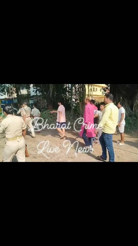 मोकामा में अनंत और नीरज समर्थक भिड़े, पांच लोग हिरासत में।
पटना स्नातक निर्वाचन क्षेत्र अंतर्गत मोकामा में अनंत समर्थक और नीरज समर्थकों के बीच धक्का मुक्की होने से माहौल तनावपूर्ण हो गया। एसडीपीओ रामकृष्ण ने तुरंत मौके पर पहुंचकर दोनों पक्षों को शांत कराया और दो लोगों को हिरासत में ले लिया।
मोकामा प्रखंड कार्यालय के पास जनसुराज प्रत्याशी डॉ. अनुज और एनडीए प्रत्याशी नीरज कुमार के समर्थकों के बीच किसी बात को लेकर विवाद हो गया। दोनों पक्षों के बीच गाली गलौज और धक्का मुक्की होने लगी। पुलिस टीम ने तत्काल मोर्चा संभाला और दो लोगों को हिरासत में ले लिया। क्षेत्र में पुलिस बल बढ़ा दिया गया है। पुलिस विवाद के कारण का पता करने में जुटी है। फिलहाल स्थिति शांतिपूर्ण बनी है।
जनसुराज प्रत्याशी डॉ. अनुज को मोकामा विधायक अनंत सिंह का समर्थन हासिल है। वहीं, जेडीयू के मौजूदा विधान पार्षद नीरज कुमार के चुनाव मैदान में होने से क्षेत्र में तनावपूर्ण स्थिति बनी है।