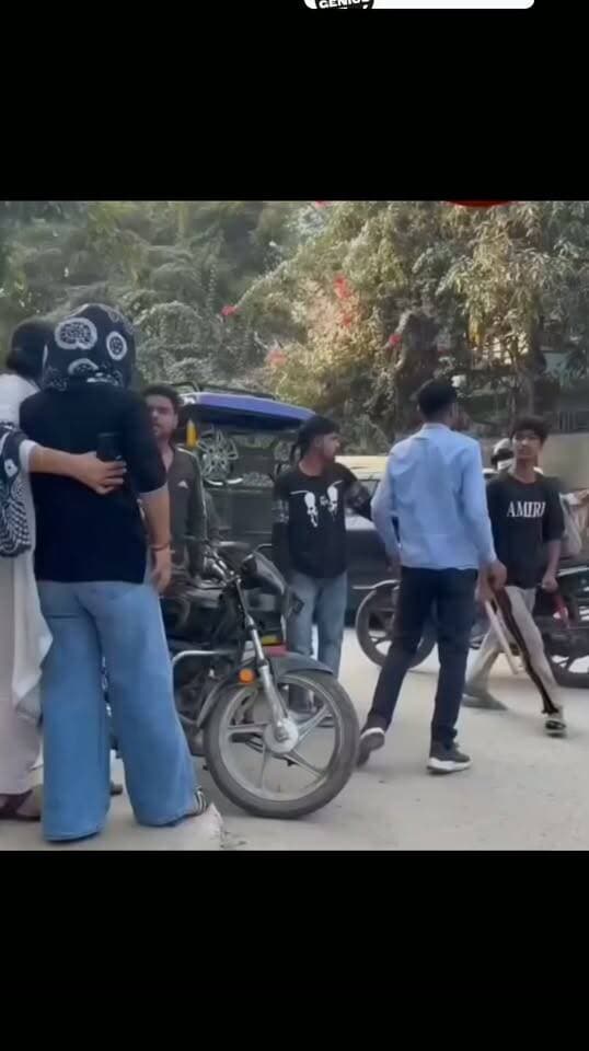 गुरुग्राम में ऑटो किराये को लेकर हुए विवाद के दौरान एक युवती की युवक के द्वारा डंडे से पिटाई करने का वीडियो सामने आया है। ऑटो चालक का युवती पर हमला करने का आरोप है।
इस विडियो को लेकर आपकी क्या राय है कमेंट बॉक्स में जरूर बताएं।