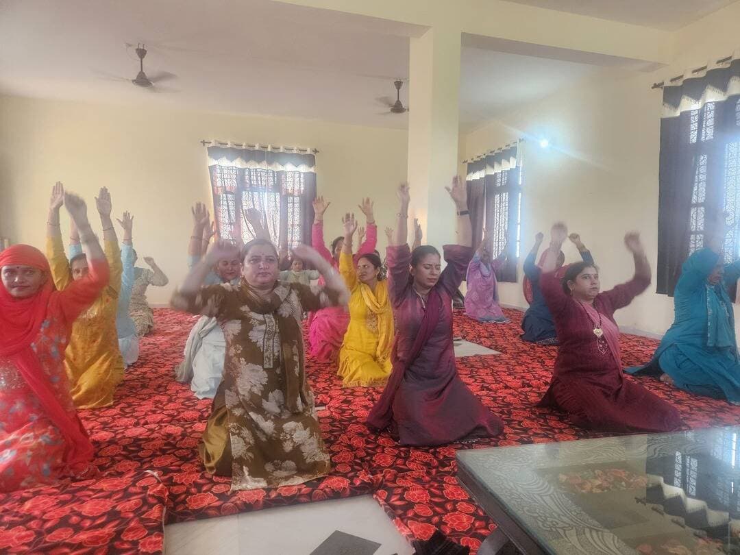 पटलांदर में आर्ट ऑफ लिविंग का 3 दिवसीय योग शिविर शुरू, नशा मुक्त समाज का दिया संदेश
सुजानपुर (हमीरपुर):
विकासखंड सुजानपुर की ग्राम पंचायत पटलांदर के पंचायत कार्यालय में 'आर्ट ऑफ लिविंग' संस्था द्वारा तीन दिवसीय विशेष योग एवं ध्यान शिविर का शुभारंभ किया गया। नशा मुक्त समाज के निर्माण के उद्देश्य से आयोजित इस शिविर के पहले चरण में 30 से अधिक ग्रामीणों ने भाग लिया।
शिविर के दौरान प्रतिभागियों को शारीरिक, मानसिक और बौद्धिक रूप से स्वस्थ रहने के लिए योग, ध्यान और प्राणायाम की विभिन्न वैज्ञानिक तकनीकें सिखाई गईं। आर्ट ऑफ लिविंग की प्रशिक्षिका निर्मला ठाकुर और वीणा वर्मा ने प्रतिभागियों को तनावमुक्त जीवनशैली और सकारात्मक सोच विकसित करने के गुर सिखाए। शिविर के संचालन में वरिष्ठ कार्यकर्ता सुनील भड़यार ने भी सक्रिय भूमिका निभाई।
इस मौके पर ग्राम पंचायत प्रधान रणबीर राणा, पंचायत सचिव ज्योति प्रकाश तथा पंचायत स्टाफ के अन्य सदस्य विशेष रूप से मौजूद रहे।
संस्था के जिला सह-प्रभारी जोगिंदर ठाकुर ने बताया कि इस तीन दिवसीय प्रशिक्षण शिविर का विधिवत समापन 24 अक्टूबर को किया जाएगा। समापन समारोह में खंड विकास अधिकारी (BDO) सुजानपुर बतौर मुख्य अतिथि शिरकत करेंगे और प्रतिभागियों को संबोधित करेंगे।