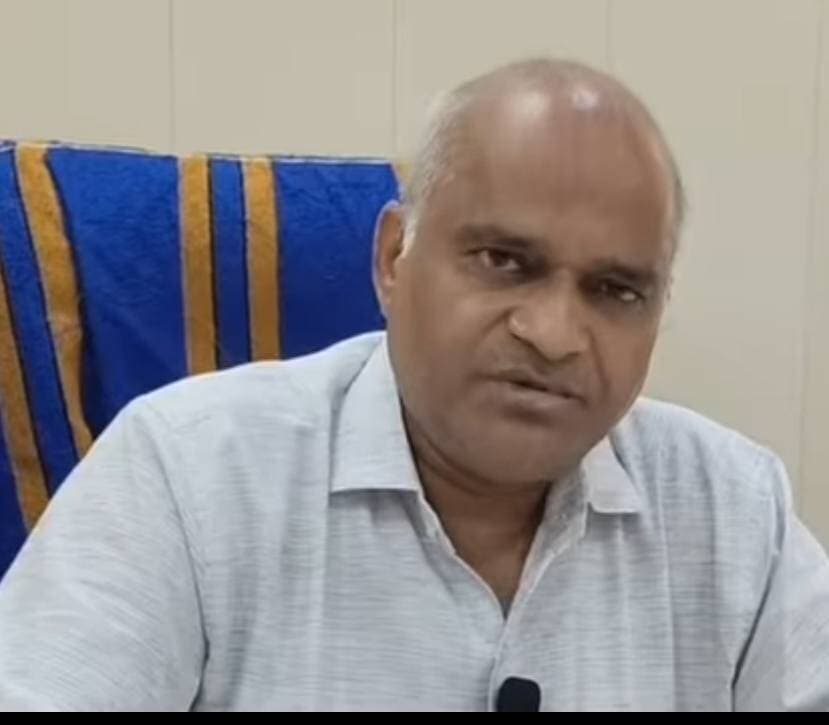 🚨 कोटा में मिलावटखोरों पर शिकंजा कसने की तैयारी, स्वास्थ्य विभाग का विशेष मिशन शुरू!
त्योहारी सीजन में शुद्धता पर नजर, गोपनीय सूचना पर खाद्य सुरक्षा टीम की छापेमारी
कोटा। त्योहारी सीजन में आमजन की सेहत से खिलवाड़ करने वालों के खिलाफ चिकित्सा एवं स्वास्थ्य विभाग ने विशेष अभियान शुरू किया है। ‘शुद्ध आहार–मिलावट पर वार’ अभियान के तहत खाद्य सुरक्षा एवं औषधि नियंत्रण विभाग की टीमें शहर से लेकर दूरदराज के ग्रामीण इलाकों तक निरीक्षण और कार्रवाई में जुटी हैं।
गोपनीय सूचनाओं के आधार पर खाद्य सुरक्षा टीम आकस्मिक छापेमारी कर रही है। इस विशेष मिशन में डॉक्टरों, फूड इंस्पेक्टरों और गोपनीय सेल के सदस्यों को शामिल किया गया है, ताकि मिलावट की आशंका वाले स्थानों पर अचानक पहुंचकर जांच की जा सके।
त्योहारों के दौरान मिठाइयों, खाद्य पदार्थों और अन्य खाने-पीने की वस्तुओं की गुणवत्ता पर नजर रखना इस अभियान का अहम उद्देश्य है। अब देखना होगा कि विभाग की इस कार्रवाई से मिलावटखोरों पर कितना अंकुश लगता है।
जनहित का सवाल: त्योहार खुशियों के हैं, बीमारियों के नहीं। खाद्य पदार्थों में मिलावट करने वालों के खिलाफ सख्त कार्रवाई जरूरी है, ताकि आमजन को सुरक्षित और शुद्ध भोजन मिल सके।
✍️ जर्नलिस्ट मंगल सिंह हाडा
#Kota #KotaNews #FoodSafety #शुद्धआहारमिलावटपरवार #RajasthanNews