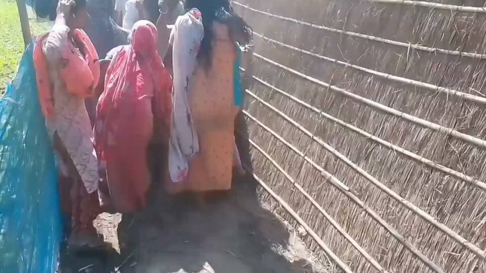 ভূৰাগাওঁ আৰক্ষী থানাৰ অন্তৰ্গত বালিপাৰা গাঁৱত দিন-দুপৰতে এগৰাকী বিধৱা মহিলাৰ পৰিয়ালৰ ওপৰত তালিবানী আক্ৰমণ।দিন-দুপৰতে এনেদৰে মহিলাক আক্ৰমণ কৰি ঘৰ-দুৱাৰ ভাঙি মাটি বেদখলৰ অপচেষ্টা কৰা লোকসকলৰ বিৰুদ্ধে কঠোৰ ব্যৱস্থা গ্ৰহণ কৰিবলৈ আৰক্ষী-প্ৰশাসনক দাবী জনাইছে ভুক্তভোগী ৰাইজে।