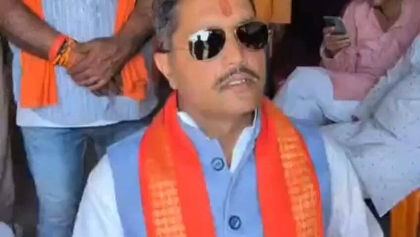 लखीसराय।कोसी स्नातक एमएलसी चुनाव में एनडीए की जीत का दावा, विपक्ष पर लगाए षड्यंत्र के आरोप
बूथों के निरीक्षण के बाद भाजपा जिलाध्यक्ष दीपक कुमार सिंह बोले—जनता का मिल रहा व्यापक समर्थन
कोसी क्षेत्र। कोसी स्नातक निर्वाचन क्षेत्र के विधान परिषद चुनाव में एनडीए की जीत सुनिश्चित होने का दावा भाजपा जिलाध्यक्ष दीपक कुमार सिंह ने किया है। विभिन्न मतदान केंद्रों का निरीक्षण करने के बाद उन्होंने कहा कि क्षेत्र में एनडीए के पक्ष में सकारात्मक माहौल है और विभिन्न प्रखंडों से मिल रही रिपोर्ट जनता के व्यापक समर्थन का संकेत दे रही है।
दीपक कुमार सिंह ने कहा कि चुनाव के शुरुआती दौर से ही मतदाताओं का रुझान एनडीए के पक्ष में दिखाई दे रहा है। उन्होंने आरोप लगाया कि कुछ नए राजनीतिक दल और तत्व मतदान प्रक्रिया को प्रभावित करने तथा कार्यकर्ताओं को भ्रमित करने का प्रयास कर रहे हैं, लेकिन उनके मंसूबे सफल नहीं होंगे।
भाजपा जिलाध्यक्ष ने कहा कि कोसी क्षेत्र के मतदाता जागरूक और परिपक्व हैं। वे विकास कार्यों और जनहितकारी नीतियों के आधार पर अपना निर्णय ले रहे हैं। उन्होंने विपक्ष पर निशाना साधते हुए आरोप लगाया कि कुछ राजनीतिक तत्व टिकट दिलाने के नाम पर लोगों को ठगने और भ्रामक दावे कर राजनीतिक लाभ लेने की कोशिश कर रहे हैं। उन्होंने कहा कि किसी भी प्रकार की शिकायत होने पर संबंधित पक्ष को सक्षम प्राधिकारियों के समक्ष अपनी बात रखनी चाहिए, न कि कार्यकर्ताओं को उकसाकर चुनावी माहौल बिगाड़ने का प्रयास करना चाहिए।
उन्होंने मतदाताओं और कार्यकर्ताओं से संयम एवं जिम्मेदारी के साथ लोकतांत्रिक प्रक्रिया में भाग लेने तथा कानून-व्यवस्था बनाए रखने में प्रशासन का सहयोग करने की अपील की। सिंह ने कहा कि चुनाव की निष्पक्षता और लोकतांत्रिक मर्यादा बनाए रखना सभी की सामूहिक जिम्मेदारी है।
उन्होंने आगे कहा कि चुनाव केवल बयानबाजी और मीडिया में दावे करने से नहीं जीते जाते। इसके लिए वर्षों का जनसंघर्ष, कार्यकर्ताओं का समर्पण, संगठन की मजबूती और जनता के बीच निरंतर सक्रियता जरूरी है। उन्होंने विश्वास जताया कि एनडीए अपने मजबूत संगठन और जनसमर्थन के दम पर चुनाव में शानदार जीत दर्ज करेगा।
