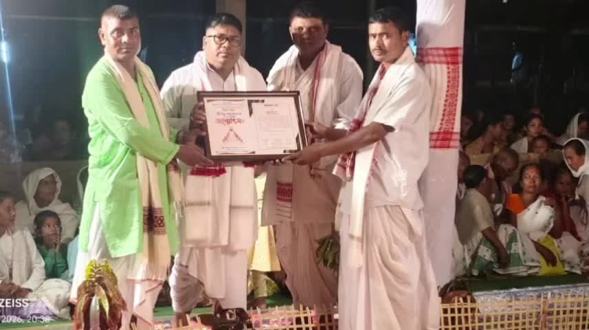 সাপেখাতী: মাহমৰাৰ উজনি হিমপৰা ৰাজহুৱা নামঘৰত উপস্থিত অসম জাতীয় পৰিষদৰ যুৱ নেতা মানিক গগৈ।