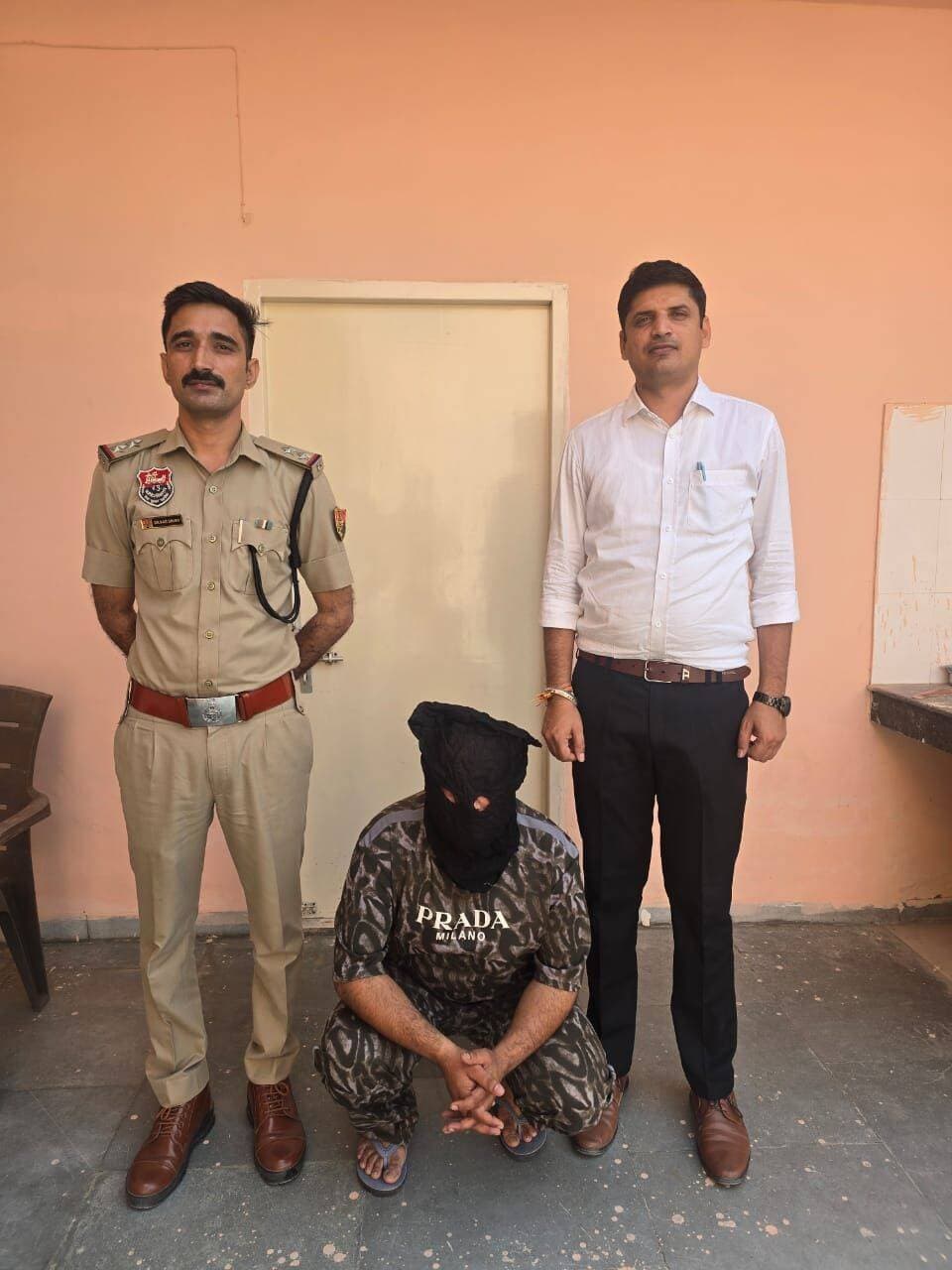 *भारतीय सेना में नौकरी लगवाने के नाम पर 59,460 रुपये की ठगी मामले में थाना भूना पुलिस की कार्रवाई, आरोपी काबू*
*– सेना में भर्ती करवाने का झांसा देकर अलग-अलग क्यूआर कोड के माध्यम से मंगवाई थी रकम, पंजाब के मलेरकोटला निवासी आरोपी पुलिस की गिरफ्त में*
भूना, 23 अक्टूबर। भारतीय सेना में नौकरी लगवाने का झांसा देकर हजारों रुपये की धोखाधड़ी करने के मामले में थाना भूना पुलिस ने कार्रवाई करते हुए अजम-ए-सिकंदर पुत्र मोहम्मद अख्तर निवासी मकान नंबर 132, मोहल्ला घुमारवाला, जमालपुरा, मलेरकोटला, पंजाब को काबू किया है।
थाना भूना प्रभारी उपनिरीक्षक कंवर सिंह ने बताया कि गांव बैजलपुर निवासी पवन कुमार ने शिकायत दी थी कि जनवरी 2026 में अंबाला रेलवे स्टेशन पर उसकी मुलाकात सिकंदर नामक व्यक्ति से हुई थी। आरोपी ने भारतीय सेना में अपनी जान-पहचान होने का दावा करते हुए शिकायतकर्ता के छोटे भाई को सेना में नौकरी लगवाने का भरोसा दिलाया। इसके बदले आरोपी ने पांच लाख रुपये की मांग की तथा अधिकारियों से मिलने एवं अन्य खर्चों के नाम पर पहले पैसे मंगवाने शुरू कर दिए।
शिकायत के अनुसार, आरोपी ने 19 फरवरी से 4 मार्च 2026 के बीच अलग-अलग क्यूआर कोड भेजकर कुल 59,460 रुपये ट्रांसफर करवा लिए। शिकायतकर्ता के भाई का चयन नहीं होने पर आरोपी ने अगली सूची में नाम आने का आश्वासन दिया, लेकिन बाद में फोन कॉल और संदेशों का जवाब देना बंद कर दिया।
इस संबंध में थाना भूना में अभियोग संख्या 139, दिनांक 08.06.2026, धारा 318(4) बीएनएस के तहत मामला दर्ज किया गया था। मामले की जांच के दौरान पुलिस ने आरोपी को काबू कर लिया है। मामले में नियमानुसार आगामी जांच जारी है।
