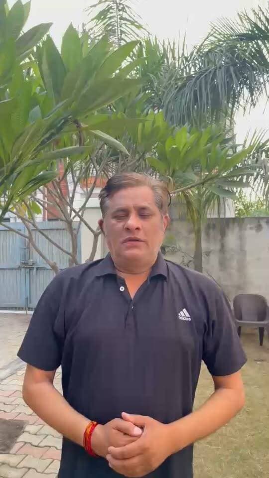 कांग्रेस प्रदेश प्रवक्ता का बिजली व्यवस्था पर सरकार पर हमला, प्रदेश में बिजली व्यवस्था पूरी तरह चरमरा चुकी है। सरकार के दावों की पोल खुल चुकी है।
भाजपा सरकार ने हरियाणा को अंधेरे में धकेल दिया है।त्योहारों के सीजन में यह लूट की व्यवस्था लागू कर जनता को बुरी तरह प्रभावित कर दिया करने पर मजबूर न ही वोल्टेज। महंगे बिल, महंगे मीटर और जीरो सप्लाई - यही है भाजपा सरकार का डबल इंजन मॉडल। असली सच्चाई ये है कि सरकार ने बिजली आयोग के साथ सांठ-गांठ करके बिजली का निजीकरण अपने चंद पूंजीपति मित्रों के हाथों में सौंप दिया है।* सरकार जनता की जेब काटकर अपने मित्रों की तिजोरी भर रही है। सरकारी डिस्कॉम को जानबूझकर घाटे में दिखाया जा रहा है ताकि निजी कंपनियों को फायदा पहुंचाया जा सके।
सरकार बताए - जो बिजली पहले सस्ती थी, आज इतनी महंगी क्यों है? और जब इतनी महंगी है तो फिर है कहां? ये पैसा किस मित्र की जेब में जा रहा है?
भाजपा की ये मित्र-परस्त सरकार पूरी तरह फेल है, और जनता इस अंधेरगर्दी का हिसाब वोट की चोट से लेगी।*