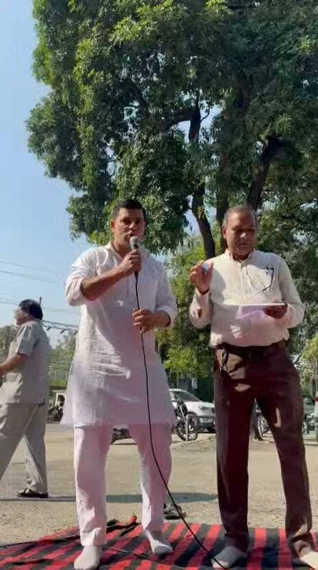 बिजली विभाग के निजीकरण के खिलाफ AAP का जोरदार समर्थन — “बिजली जनता का अधिकार है, निजी कंपनियों का व्यापार नहीं!”
यमुनानगर | (राष्ट्रीय कदम) ब्यूरो:
हरियाणा में बिजली विभाग के निजीकरण के विरोध में चल रहे बिजली कर्मचारियों के आंदोलन को आज आम आदमी पार्टी (AAP), यमुनानगर ने अपना पूर्ण समर्थन दिया। आम आदमी पार्टी के वरिष्ठ नेता दलीप दड़वा लोकसभा अम्बाला उपाध्यक्ष व जिला अध्यक्ष राहुल भान , कपिल सांगवान युवा नेता, अपने साथियों के साथ आंदोलन स्थल पर पहुंचे और बिजली कर्मचारियों की मांगों का समर्थन करते हुए सरकार की निजीकरण नीति पर कड़ा विरोध जताया।
इस अवसर पर दलीप दड़वा ने कहा कि बिजली कोई विलासिता नहीं, बल्कि आम जनता की बुनियादी जरूरत है। सरकार का काम जनता को सस्ती, सुलभ और बेहतर बिजली उपलब्ध कराना है, न कि सार्वजनिक व्यवस्था को निजी कंपनियों के हवाले करना। नूंह और गुरुग्राम से शुरू हो रही निजीकरण की प्रक्रिया भविष्य में पूरे हरियाणा की बिजली व्यवस्था के लिए चिंता का विषय बन सकती है।
उन्होंने कहा कि बिजली विभाग के कर्मचारी वर्षों से प्रदेश की जनता को बिजली सेवाएं उपलब्ध कराने में महत्वपूर्ण भूमिका निभा रहे हैं। ऐसे में कर्मचारियों की मांगों और आशंकाओं को नजरअंदाज करना न केवल उनके हितों के खिलाफ है, बल्कि प्रदेश की जनता के भविष्य के साथ भी खिलवाड़ हो सकता है।
दलीप दड़वा आप नेता ने कहा, “एक तरफ सरकार जनता को राहत देने की बात करती है, वहीं दूसरी तरफ बिजली जैसी आवश्यक सेवा के निजीकरण की दिशा में कदम उठाए जा रहे हैं। निजीकरण से बिजली उपभोक्ताओं पर आर्थिक बोझ बढ़ने, कर्मचारियों के भविष्य पर असर पड़ने और सार्वजनिक सेवाओं की जवाबदेही कमजोर होने की आशंकाओं को नजरअंदाज नहीं किया जा सकता। सरकार को चाहिए कि वह निजीकरण की प्रक्रिया पर पुनर्विचार करे और बिजली कर्मचारियों के साथ बातचीत करके समाधान निकाले।”
उन्होंने आगे कहा कि आम आदमी पार्टी सार्वजनिक सेवाओं को मजबूत करने और आम जनता के हितों की रक्षा करने के लिए प्रतिबद्ध है। पार्टी बिजली कर्मचारियों के लोकतांत्रिक आंदोलन और उनकी जायज मांगों के साथ खड़ी है। सरकार को कर्मचारियों की आवाज सुननी चाहिए और ऐसा कोई निर्णय नहीं लेना चाहिए, जिससे आम उपभोक्ताओं, किसानों, छोटे व्यापारियों और मध्यम वर्ग पर अतिरिक्त आर्थिक बोझ पड़े।
इस दौरान आम आदमी पार्टी की ओर से दलीप दड़वा लोकसभा अम्बाला उपाध्यक्ष यमुनानगर के साथ राहुल भान जिला अध्यक्ष, कपिल सांगवान, नरेश मित्तल, जिला लाल सहित अन्य साथी मौजूद रहे। सभी ने एकजुट होकर बिजली विभाग के निजीकरण के खिलाफ कर्मचारियों की लड़ाई को समर्थन दिया।
आम आदमी पार्टी की स्पष्ट मांग है कि बिजली विभाग के निजीकरण की प्रक्रिया पर रोक लगाई जाए, कर्मचारियों की समस्याओं का बातचीत के माध्यम से समाधान किया जाए और प्रदेश की बिजली व्यवस्था को जनहित एवं सार्वजनिक जवाबदेही के आधार पर संचालित किया जाए।
आम आदमी पार्टी का स्पष्ट संदेश:
“बिजली जनता की जरूरत है, निजी कंपनियों की कमाई का जरिया नहीं!
जनता के हक की लड़ाई में आम आदमी पार्टी बिजली कर्मचारियों के साथ खड़ी है।”
दलीप दड़वा
लोकसभा अम्बाला उपाध्यक्ष आम आदमी पार्टी