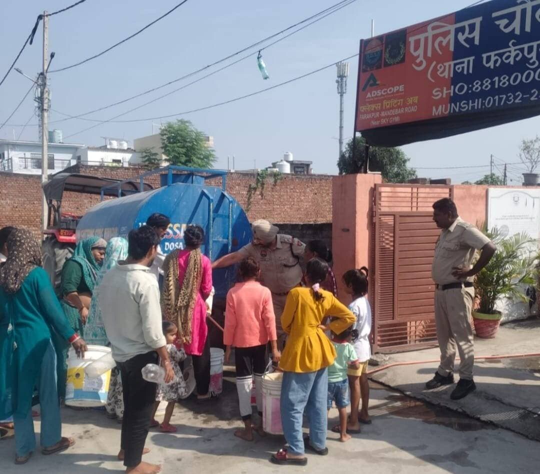 बिजली आपूर्ति बाधित होने से पानी की सप्लाई प्रभावित होने पर जिला पुलिस ने संभाली जिम्मेदारी, वाटर टैंकर का प्रबंध कर व जनरेटरों की मदद से ट्यूबवेल चलाकर बहाल की जा रही पेयजल व्यवस्था
यमुनानगर (राष्ट्रीय कदम) ब्यूरो: पुलिस प्रवक्ता ने जानकारी देते हुए बताया कि पुलिस अधीक्षक कमलदीप गोयल आईपीएस के दिशा-निर्देशन में जिला यमुनानगर पुलिस कानून-व्यवस्था बनाए रखने के साथ-साथ आमजन की समस्याओं के समाधान में भी तत्परता से सहयोग कर रही है। इसी कड़ी में बिजली आपूर्ति बाधित होने के कारण विभिन्न क्षेत्रों में पेयजल सप्लाई प्रभावित होने पर जिला पुलिस ने तत्परता दिखाते हुए प्रभावित कॉलोनियों में वाटर टैंकरों का प्रबंध किया और लोगों को राहत पहुंचाई।
उन्होंने बताया कि थाना शहर जगाधरी के अंतर्गत बुढ़िया गेट पुलिस चौकी क्षेत्र की पटरी मोहल्ला, कल्याण नगर, विजय नगर और महावीर कॉलोनी सहित पुलिस चौकी फर्कपुर क्षेत्र की नंदा कॉलोनी, जवाहर नगर, खड्डा कॉलोनी और शिव नगर आदि में बिजली आपूर्ति बाधित होने के कारण वाटर वर्क्स से पानी की सप्लाई प्रभावित हो रही थी। इससे इन क्षेत्रों में रहने वाले लोगों को पेयजल की समस्या का सामना करना पड़ रहा था।
स्थिति की गंभीरता को देखते हुए जिला पुलिस ने आमजन की परेशानी को दूर करने के लिए आवश्यक कदम उठाए। पुलिस अधिकारियों एवं कर्मचारियों ने प्रभावित क्षेत्रों में वाटर टैंकरों की व्यवस्था करवाई, ताकि लोगों को पीने के पानी के लिए परेशान न होना पड़े। इसके साथ ही पेयजल आपूर्ति को सुचारू बनाने के लिए जनरेटरों का प्रबंध करके ट्यूबवेल भी चलाए जा रहे हैं। जिला पुलिस संबंधित व्यवस्था को बेहतर बनाने और आमजन को राहत पहुंचाने के लिए लगातार प्रयासरत है।
पुलिस अधीक्षक कमलदीप गोयल के दिशा-निर्देशन में जिला पुलिस का प्रयास है कि किसी भी आपात स्थिति या आवश्यक सेवाओं में बाधा आने पर आमजन को यथासंभव सहायता उपलब्ध करवाई जाए। पुलिस द्वारा संबंधित विभागों के साथ समन्वय बनाकर प्रभावित क्षेत्रों में लोगों की समस्याओं के समाधान के लिए सहयोग किया जा रहा है।
जिला यमुनानगर पुलिस ने संदेश दिया कि आमजन की सुरक्षा, सुविधा और सहायता पुलिस की प्राथमिकताओं में शामिल हैं। नागरिकों को होने वाली परेशानियों को दूर करने के लिए जिला पुलिस भविष्य में भी तत्परता से अपनी जिम्मेदारी निभाती रहेगी और जरूरत पड़ने पर संबंधित विभागों के साथ मिलकर आवश्यक कदम उठाएगी।