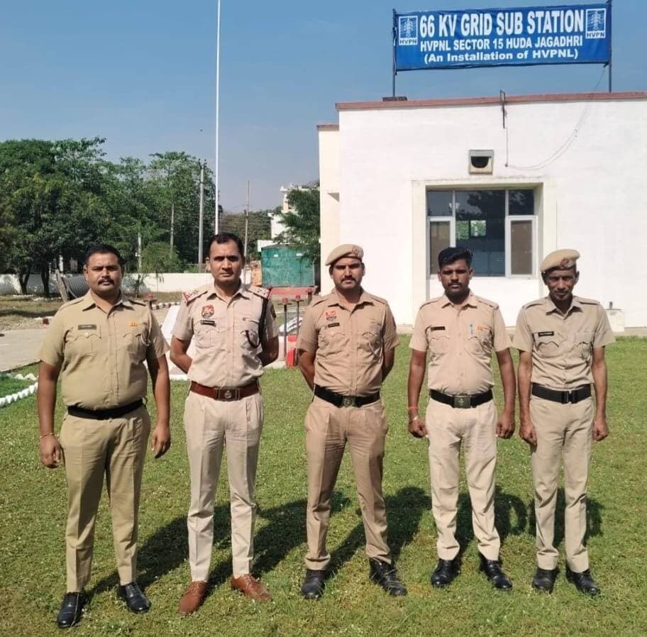 बिजली आपूर्ति सुचारू बनाए रखने के लिए जिला पुलिस सतर्क, पावर हाउसों पर पुलिसकर्मियों की मुस्तैद तैनाती
हड़ताल के मद्देनजर पुलिस अलर्ट, कानून-व्यवस्था बनाए रखने के लिए पुख्ता इंतजाम*
जगाधरी (राष्ट्रीय कदम) ब्यूरो: हरियाणा में बिजली विभाग के कर्मचारियों द्वारा तीन दिवसीय हड़ताल के आह्वान के मद्देनजर जिला पुलिस पूरी तरह सतर्क एवं मुस्तैद है। पुलिस अधीक्षक कमलदीप गोयल आईपीएस ने आमजन की सुविधा एवं सुरक्षा को प्राथमिकता देते हुए कहा कि जिले में बिजली आपूर्ति व्यवस्था सुचारू बनाए रखने और किसी भी अप्रिय स्थिति से बचने के लिए आवश्यक सुरक्षा प्रबंध किए गए हैं।
पावर हाउसों एवं अन्य महत्वपूर्ण स्थानों पर पुलिसकर्मियों की ड्यूटी लगाई गई है। तैनात पुलिसकर्मी पूरी मुस्तैदी से अपनी जिम्मेदारियों का निर्वहन कर रहे हैं। इसके साथ ही जिला प्रशासन एवं बिजली विभाग के अधिकारियों के साथ समन्वय स्थापित कर आवश्यक सहयोग प्रदान किया जा रहा है। जिला पुलिस द्वारा स्थिति पर लगातार नजर रखी जा रही है, ताकि किसी भी अप्रिय घटना से समय रहते निपटा जा सके तथा जिले में शांति एवं कानून-व्यवस्था बनी रहे।
जिला पुलिस आमजन की सुविधा, आवश्यक सेवाओं की सुरक्षा और कानून-व्यवस्था बनाए रखने के लिए पूरी तत्परता से कार्य कर रही है। पुलिस ने आमजन से शांति एवं सहयोग बनाए रखने की अपील की है।
