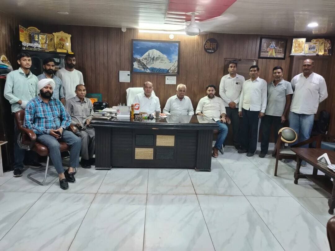 बिजली कर्मचारियों की तीन दिवसीय हड़ताल को खुला समर्थन-सार्वजनिक संपत्तियों को निजी हाथों में सौंपने का षड्यंत्र रच रही सरकार : अशोक मेहता
पूर्व राज्य सूचना आयुक्त ने कार्यकर्ताओं की बैठक में साधा सरकार पर निशाना
शहजादपुर, (राष्ट्रीय कदम) ब्यूरो:
शहजादपुर में कार्यकर्ताओं के साथ बैठक के दौरान मीडिया को जानकारी देते हुए कांग्रेस नेता एवं पूर्व राज्य सूचना आयुक्त अशोक मेहता ने कहा कि हरियाणा सरकार की जनविरोधी नीतियों और सार्वजनिक संपत्तियों को निजी हाथों में सौंपने के षड्यंत्र के खिलाफ संयुक्त बिजली कर्मचारी एवं इंजीनियर संघर्ष मोर्चा द्वारा 22, 23 और 24 अक्टूबर को बुलाई गई तीन दिवसीय हड़ताल का वे पुरजोर समर्थन करती है।
अशोक मेहता ने आरोप लगाया कि प्रदेश सरकार जनहित को ताक पर रखकर चुनिंदा कॉरपोरेट्स को फायदा पहुँचाने में जुटी है। जब सरकारी बिजली कंपनियाँ पहले से ही वित्तीय दबाव से जूझ रही हैं, ऐसे में उनका 25 प्रतिशत राजस्व निजी कंपनियों की झोली में डालना सीधे तौर पर जनता की गाढ़ी कमाई पर डाका डालने जैसा है।
सरकारी पैसे से तैयार इंफ्रास्ट्रक्चर निजी कंपनियों को सौंपना बड़ा खेल
कांग्रेस नेता ने कहा कि सरकार गुरुग्राम और नूंह क्षेत्र के बिजली वितरण को निजी कंपनियों को सौंपने की पूरी तैयारी कर चुकी है। हैरानी की बात यह है कि सरकार ने हाल ही में स्मार्ट सिटी और आरडीएसएस (RDSS) योजनाओं के तहत करीब 2,000 करोड़ रुपये का भारी-भरकम बजट इन्हीं क्षेत्रों के इंफ्रास्ट्रक्चर पर खर्च किया है। जनता के टैक्स के पैसों से ढांचा तैयार कर उसे निजी मुनाफे के लिए सौंपना एक सुनियोजित घोटाले की ओर इशारा करता है।
किसानों की 10 पैसे और गरीबों की रियायती बिजली बंद होने का खतरा
अशोक मेहता ने आगाह किया कि यदि सरकारी बिजली वितरण कंपनियों को इसी तरह बदहाल किया गया, तो आने वाले दिनों में:
किसानों को मिलने वाली 10 पैसे प्रति यूनिट की रियायती बिजली बंद हो जाएगी।
गरीब घरेलू उपभोक्ताओं को मिलने वाली 2.50 रुपये प्रति यूनिट की राहत समाप्त हो जाएगी।
प्रदेश के मौजूदा 92 लाख सामान्य मीटरों को जबरन हटाकर जनता पर 8,000 से 10,000 रुपये कीमत वाले महंगे स्मार्ट मीटर थोपे जा रहे हैं, जिसका सीधा आर्थिक बोझ आम उपभोक्ता पर पड़ेगा।
हर मोर्चे पर नाकाम साबित हुई प्रदेश सरकार
अशोक मेहता ने कहा कि वोट चोरी से बनी मौजूदा सरकार केवल बिजली ही नहीं, बल्कि प्रशासन के हर मोर्चे पर पूरी तरह विफल साबित हुई है:
चरमराई सफाई व्यवस्था: प्रदेश के शहर कूड़े के ढेरों में तब्दील हो चुके हैं। नगर निगमों और स्थानीय निकायों की विफलता से गलियों व मुख्य मार्गों पर फैली गंदगी के कारण संक्रामक बीमारियाँ फैल रही हैं, लेकिन प्रशासन आंखें मूंदे बैठा है।
ध्वस्त कानून व्यवस्था: राज्य में दिनदहाड़े लूट, हत्या, फिरौती और व्यापारियों को खुलेआम धमकियाँ मिलने की घटनाएँ आम हो चुकी हैं। प्रदेश की महिलाएँ, व्यापारी और आम नागरिक खुद को पूरी तरह असुरक्षित महसूस कर रहे हैं।
बेरोजगारी का भीषण संकट: हरियाणा देश में सबसे गंभीर बेरोजगारी दौर का सामना कर रहा है। शिक्षित युवा रोजगार के लिए दर-दर भटकने और विदेशों में पलायन करने को मजबूर हैं। सरकारी विभागों में रिक्त पड़े लाखों पदों को भरने के बजाय विभागों का निजीकरण कर युवाओं का भविष्य अंधकार में धकेला जा रहा है।
अशोक मेहता ने स्पष्ट किया कि वे बिजली कर्मियों के इस जायज संघर्ष में उनके साथ कंधे से कंधा मिलाकर खडे है और आम जनता, किसानों व युवाओं के अधिकारों की रक्षा के लिए इस तानाशाही व जनविरोधी नीतियों के खिलाफ सड़क से लेकर सदन तक पुरजोर विरोध जारी रखेगे।
इस अवसर पर प्रदेश युवा कांग्रेस महासचिव अंकुर मेहता, अम्न तलवाड़, मा. ऋषिपाल, रमेश जौहर, सतीश अम्बली, अंकुश, सुनील कुमार, रमन, बलकार सिंह आदि मौजूद थे।
फोटो-