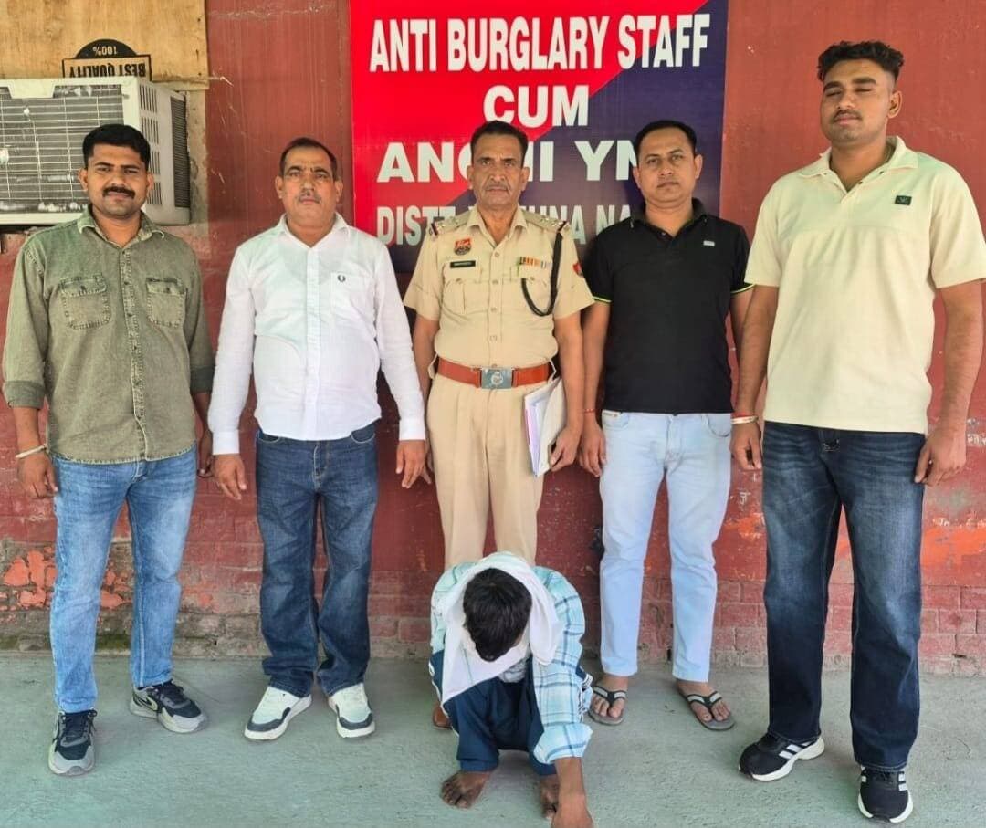 एंटी बरग्लेरी स्टाफ की टीम ने हुडा सेक्टर-17 में चोरी के मामले में एक आरोपी को किया गिरफ्तार। आरोपी से सात लाख रुपए व 5 तोले सोना, व 460 ग्राम चांदी की बरामद।
यमुनानगर (राष्ट्रीय कदम) ब्यूरो: पुलिस प्रवक्ता ने जानकारी देते हुए बताया कि पुलिस अधीक्षक कमलदीप गोयल ने जिला पुलिस को अपराध व अपराधियों पर नकेल कसने के सख्त निर्देश दिए हुए हैं। इन्हीं निर्देशों के तहत कार्यवाही करते हुए एंटी बरग्लेरी स्टाफ की टीम ने हुडा सेक्टर-17 में चोरी करने के मामले में एक आरोपी को गिरफ्तार कर कोर्ट में पेश कर पुलिस रिमांड पर लिया गया। रिमांड के दौरान आरोपी से सात लाख रुपए व 5 तोले सोना, व 460 ग्राम चांदी बरामद हुई है।
इंचार्ज रमन चंदेल ने बताया कि उनकी टीम को गुप्त सूचना मिली कि एक चोर चोरी की फिराक में बाईपास कॉलोनी के पास घूम रहा है। इस सूचना के आधार पर उप निरीक्षक सुखविंदर सिंह, सतीश कुमार, एएसआई सुरेंद्र, अमन, कुलदीप व सुशील की टीम का गठन किया गया। टीम तुरंत मोके पर जाकर युवक को गिरफ्तार किया। पूछताछ में जिसकी पहचान जगाधरी की दुर्गा गार्डन निवासी कन्हैया के रूप में हुई। आरोपी से पूछताछ में हुदा सेक्टर-17 में हुई चोरी के मामले खुलासा हुआ। इंचार्ज रमन चंदेल ने बताया कि 11 अक्टूबर को हुडा सेक्टर-17 निवासी एक व्यक्ति ने पुलिस को शिकायत दी थी कि रात को उसके घर में घुसकर किसी नाम पता मालूम चोर ने घर से सोना चांदी व नगदी चोरी की है। टीम ने आरोपी को गिरफ्तार करके रिमांड पर लिया गया। रिमांड के दौरान आरोपी से 7 लाख नगदी, 5 तोले सोना, 460 ग्राम चांदी बरामद हुई है। इंचार्ज ने बताया कि आरोपी पर पहले भी इसी प्रकार के करीब दर्जन भर मुकदमे दर्ज जो कोर्ट में विचाराधीन है। फिलहाल पुलिस मामले की जांच कर रही है।
इंचार्ज बताया कि रिमांड के दौरान आरोपी से चोरी के करीब तीन और मामलों का खुलासा होगा। पुलिस मामले की गहनता से जांच कर रही है।